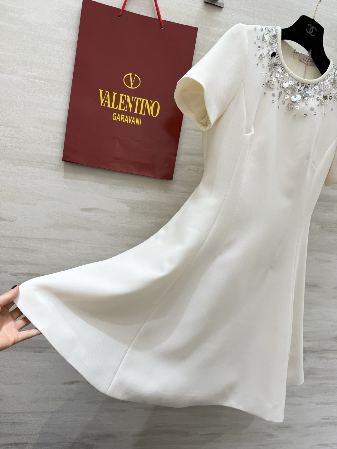 Valentin♡²⁶重工钉珠圆领连衣裙｜黑白两色经典款 领口满铺手工亮片、水钻与银片 细碎闪耀不浮夸 