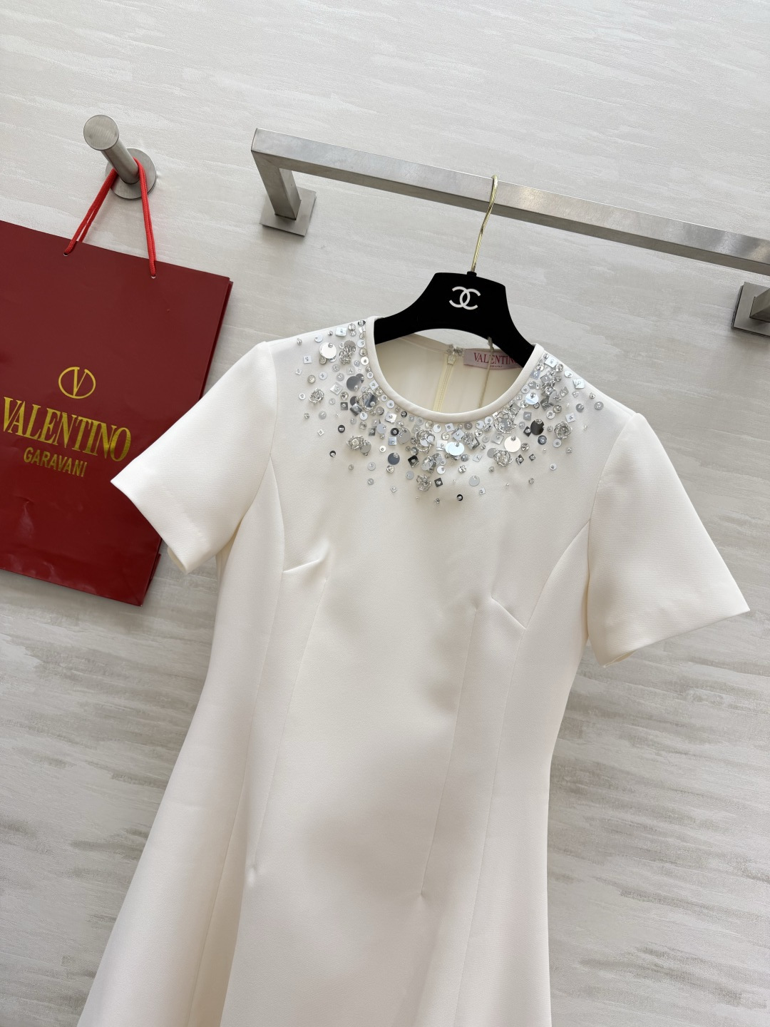 Valentin♡²⁶重工钉珠圆领连衣裙｜黑白两色经典款 领口满铺手工亮片、水钻与银片 细碎闪耀不浮夸 