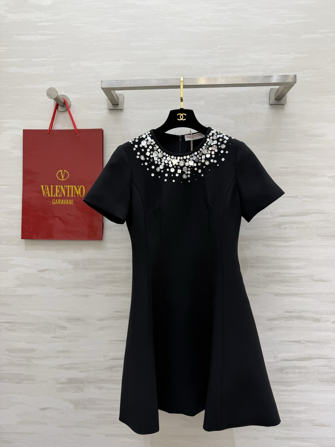NO:901636,Valentin Heavy Industry Beaded Round Neck Dress｜Classic model in black and white. The neckline is covered with handmade sequins, rhinestones and silver flakes. It is sparkly but not exaggerated. Neat short sleeves. The waist is A-line. The cut is neat and flatters the figure. The stiff and high-count fabric has its own three-dimensional version. The white is gentle and dignified. The black is calm and elegant. It can be held in dates, dinners, commuting and formal occasions. Low-key and luxurious texture. Exquisite workmanship and high-quality customization can be seen at a glance.  Available in stock first size S/M/L/XL (M size shoulder width 36, bust 88, waist 86, skirt length 90), Valentino-clothing, valentino, valentino, skirts, T-shirt,19860909Valentin重工钉珠圆领连衣裙｜黑白两色经典款 领口满铺手工亮片、水钻与银片 细碎闪耀不浮夸 利落短袖 收腰A字大摆 剪裁利落修饰身形 挺括高支面料自带立体版型 白色温柔显贵 黑色沉稳大气 约会、晚宴、通勤正式场合都能hold住 低调轻奢质感 一眼看出精致做工高品质定制 现货首发sizeS/M/L/XL（M码肩宽36,胸围88,腰围86,裙长90）,华伦天奴-服装,valentino,valentino,skirts,T-shirt,,Women's clothing