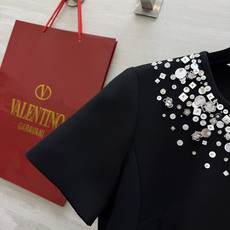 Valentin♡²⁶重工钉珠圆领连衣裙|黑白两色经典款 领口满铺手工亮片、水钻与银片 细碎闪耀不浮夸 Valentin♡²⁶重工钉珠圆领连衣裙|黑白两色经典款 领口满铺手工亮片、水钻与银片 细碎闪耀不浮夸