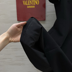Valentin♡²⁶重工钉珠圆领连衣裙|黑白两色经典款 领口满铺手工亮片、水钻与银片 细碎闪耀不浮夸 Valentin♡²⁶重工钉珠圆领连衣裙|黑白两色经典款 领口满铺手工亮片、水钻与银片 细碎闪耀不浮夸