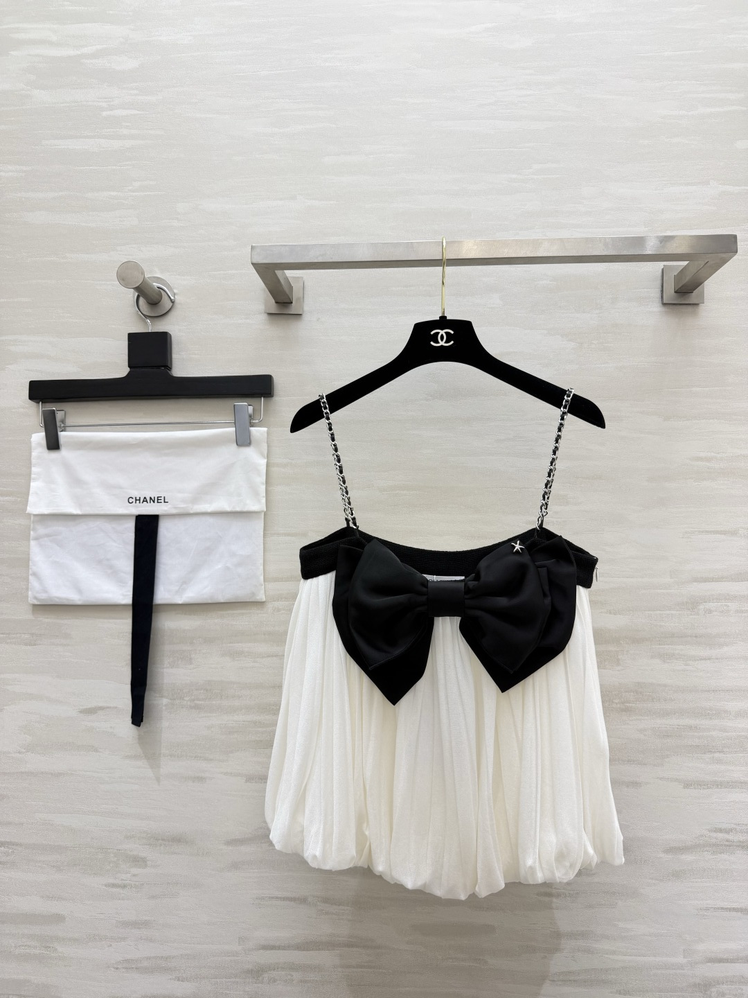 NO:901819,Chane, the daughter of a wealthy family, has brought her little sling. Black and white contrasting colors are classic and eye-catching. The big three-dimensional bow embellishes the chest. The fluffy pleated flower bud version hides the flesh. The chain thin shoulder strap weakens the shoulder line. It looks slimmer. Gentle and a little sweet and cool. Daily production artifact. High-quality customization. Ready for sale. Size S/M/L (S size bust 82, dress length 54), Chanel - Clothing, chanel, chanel,19860909Chane富家千金本命小吊带来了 黑白撞色经典耐看 立体大蝴蝶结点缀胸前 蓬松百褶花苞版型超藏肉 链条细肩带弱化肩线 显瘦一绝 温柔又带点甜酷 日常出片神器 高品质定制 现货首发sizeS/M/L（s码胸围82,衣长54）,香奈儿-服装,chanel,chanel,,Women's clothing