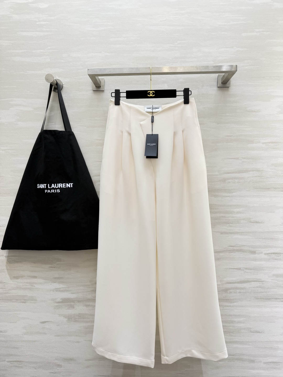 NO:910786,ysl cross-waist wide-leg pants in two colors of new cream white/classic black with eyes closed. Unique V-shaped cross-waistband. Modify the waist and abdomen for a super slimming appearance. Three-dimensional pleats on the front panel lengthen the leg lines vertically. Drape anti-wrinkle fabric. Walking with a sense of elegance. The high-waisted wide-leg version hides the flesh and covers the crotch. Small people can also wear long legs. Suitable for commuting, dating, and daily wear. Versatile without picking tops!  High-quality customization, available in stock first size S/M/L/XL (M size waist 72, pants length 106),,saint laurent,19860909ysl交叉腰 阔腿裤双色上新奶白/经典黑两色闭眼入 独特V型交叉腰头 修饰腰腹超显瘦 前片立体压褶 纵向拉长腿部线条 垂顺抗皱面料 走路自带飘逸感 高腰阔腿版型藏肉遮胯 小个子也能穿出大长腿 通勤、约会、日常穿搭都适配 百搭不挑上衣！高品质定制 现货首发sizeS/M/L/XL（M码腰围72,裤长106）,,saint laurent,,Women's clothing