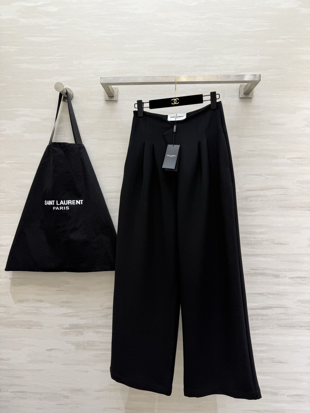 NO:901806,ysl cross-waist wide-leg pants in two colors of new cream white/classic black with eyes closed. Unique V-shaped cross-waistband. Modify the waist and abdomen for a super slimming appearance. Three-dimensional pleats on the front panel lengthen the leg lines vertically. Drape anti-wrinkle fabric. Walking with a sense of elegance. The high-waisted wide-leg version hides the flesh and covers the crotch. Small people can also wear long legs. Suitable for commuting, dating, and daily wear. Versatile without picking tops!  High-quality customization, available in stock first size S/M/L/XL (M size waist 72, pants length 106), saint laurent-clothing, saint laurent, saint laurent,19860909ysl交叉腰 阔腿裤双色上新奶白/经典黑两色闭眼入 独特V型交叉腰头 修饰腰腹超显瘦 前片立体压褶 纵向拉长腿部线条 垂顺抗皱面料 走路自带飘逸感 高腰阔腿版型藏肉遮胯 小个子也能穿出大长腿 通勤、约会、日常穿搭都适配 百搭不挑上衣！高品质定制 现货首发sizeS/M/L/XL（M码腰围72,裤长106）,圣罗兰-服装,saint laurent,saint laurent,,Women's clothing