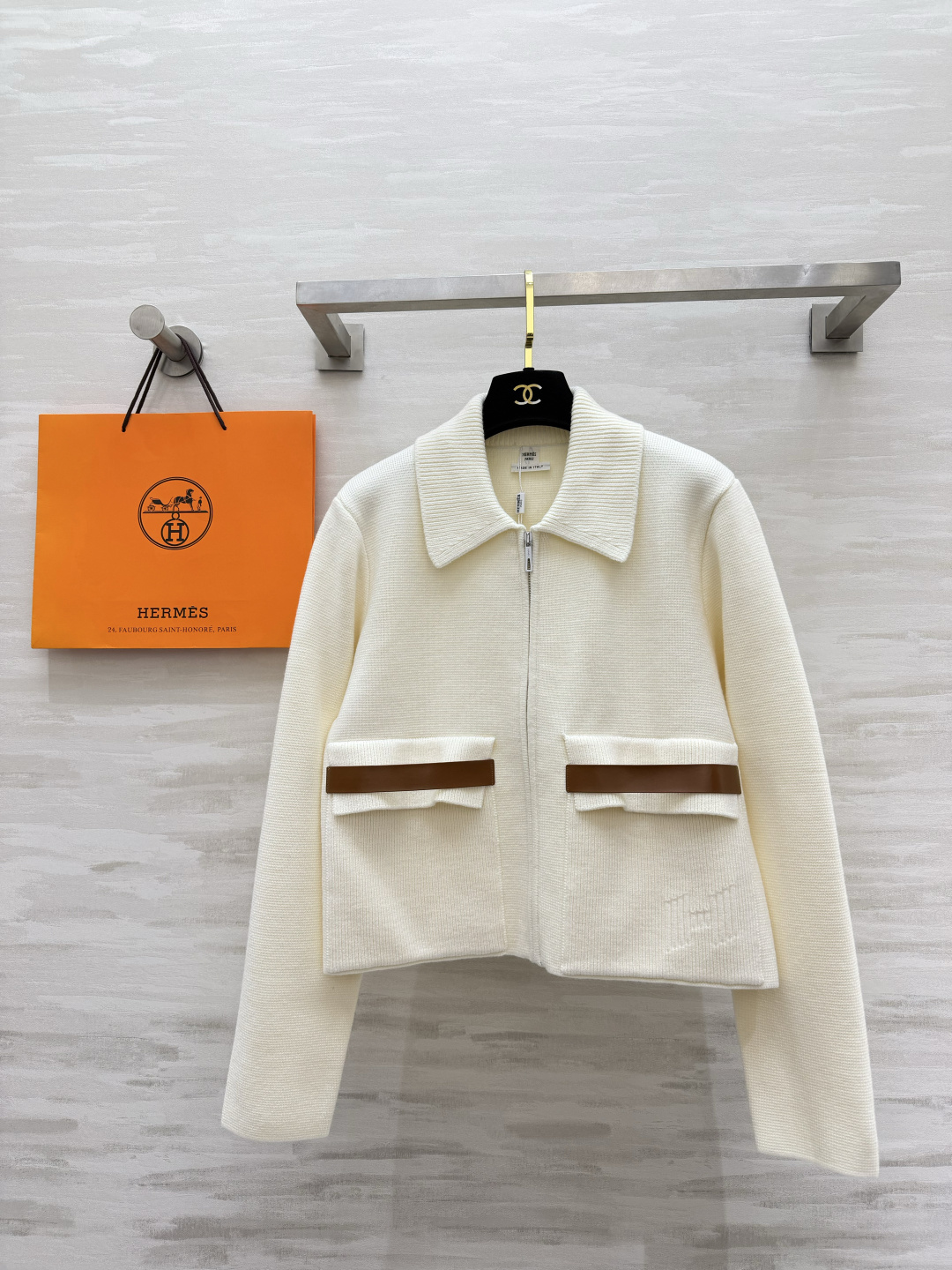 NO:901785,Herme French lapel knitted short coat in two colors, new soft and thick texture knitted sheep wool, the upper body is soft and not scratching the skin, the contrasting leather pocket strip is the finishing touch, low-key and elegant, full zipper closure, neat short version, easy to raise the waistline, off-white is gentle and clean, black is calm and elegant!  Suitable for both commuting and leisure outings. You don’t have to choose any bottoms to wear with them. You can wear them casually and have a high-end sense of relaxation!  High-quality customization, available in stock first size S/M/L (S size shoulder width 43, bust 100, length 50), Hermès-clothing, hermes, hermes, jackets & coats,19860909Herme法式翻领 针织短外套双色上新软糯厚实肌理针织绵羊毛 上身软糯不扎肤 撞色真皮口袋条是点睛之笔 低调显贵 全拉链开合 利落短款版型 轻松拉高腰线 米白温柔干净 黑色沉稳大气！通勤、休闲出游都适配 不挑内搭下装 随手一套都有高级松弛感！高品质定制 现货首发sizeS/M/L（s码肩宽43,胸围100,衣长50）,爱马仕-服装,hermes,hermes,jackets & coats,,Women's clothing