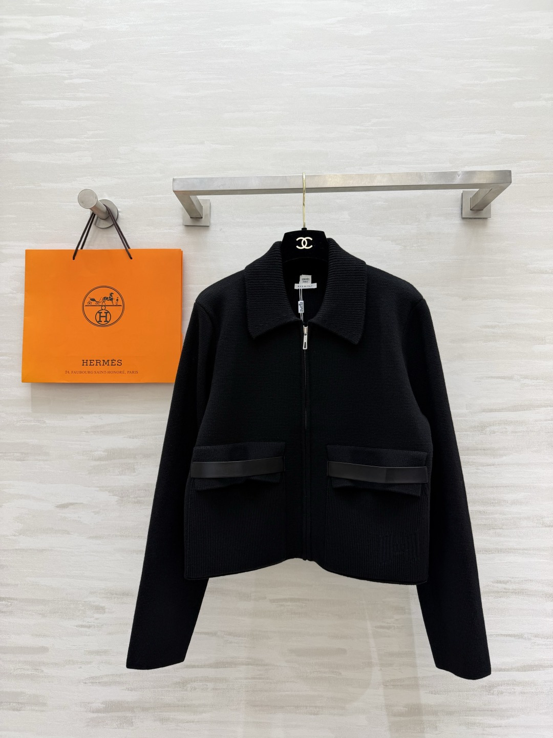 NO:901799,Herme French lapel knitted short coat in two colors, new soft and thick texture knitted sheep wool, the upper body is soft and not scratching the skin, the contrasting leather pocket strip is the finishing touch, low-key and elegant, full zipper closure, neat short version, easy to raise the waistline, off-white is gentle and clean, black is calm and elegant!  Suitable for both commuting and leisure outings. You don’t have to choose any bottoms to wear with them. You can wear them casually and have a high-end sense of relaxation!  High-quality customization, available in stock first size S/M/L (S size shoulder width 43, bust 100, length 50), Hermès-clothing, hermes, hermes, jackets & coats,19860909Herme法式翻领 针织短外套双色上新软糯厚实肌理针织绵羊毛 上身软糯不扎肤 撞色真皮口袋条是点睛之笔 低调显贵 全拉链开合 利落短款版型 轻松拉高腰线 米白温柔干净 黑色沉稳大气！通勤、休闲出游都适配 不挑内搭下装 随手一套都有高级松弛感！高品质定制 现货首发sizeS/M/L（s码肩宽43,胸围100,衣长50）,爱马仕-服装,hermes,hermes,jackets & coats,,Women's clothing