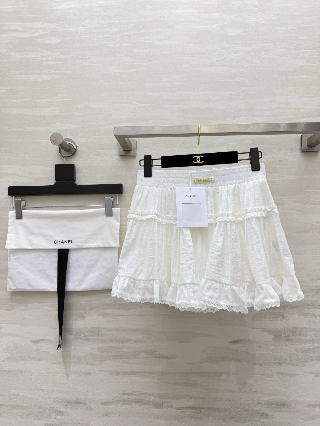 NO:901774,Chane Pure Desire Lace Cake Little White Dress is online with an elasticated high waist and no waist circumference. Super friendly to all body types. Double-layered earrings. Exquisite lace at the hem. Full layering. Slightly transparent textured cotton material. Light and breathable but not stuffy. Comes with lining to prevent exposure. The short version increases the proportion of the legs. It looks girly when paired with a Polo shirt and a small suspender. It is a great tool for dating and shopping!  High-quality customization, available in stock first size S/M/L (M size waist 68, skirt length 35), Chanel-clothing, chanel, chanel, skirts,19860909Chane纯欲蕾丝蛋糕小白裙上线松紧高腰不挑腰围 对各种身材超友好 双层木耳边 下摆精致蕾丝花边 层次感拉满 微透肌理棉料 轻盈透气不闷 自带内衬防走光 短款版型拉高腿部比例 搭配Polo衫、小吊带都很少女 约会探店出片神器！高品质定制 现货首发sizeS/M/L（M码腰围68,裙长35）,香奈儿-服装,chanel,chanel,skirts,,Women's clothing