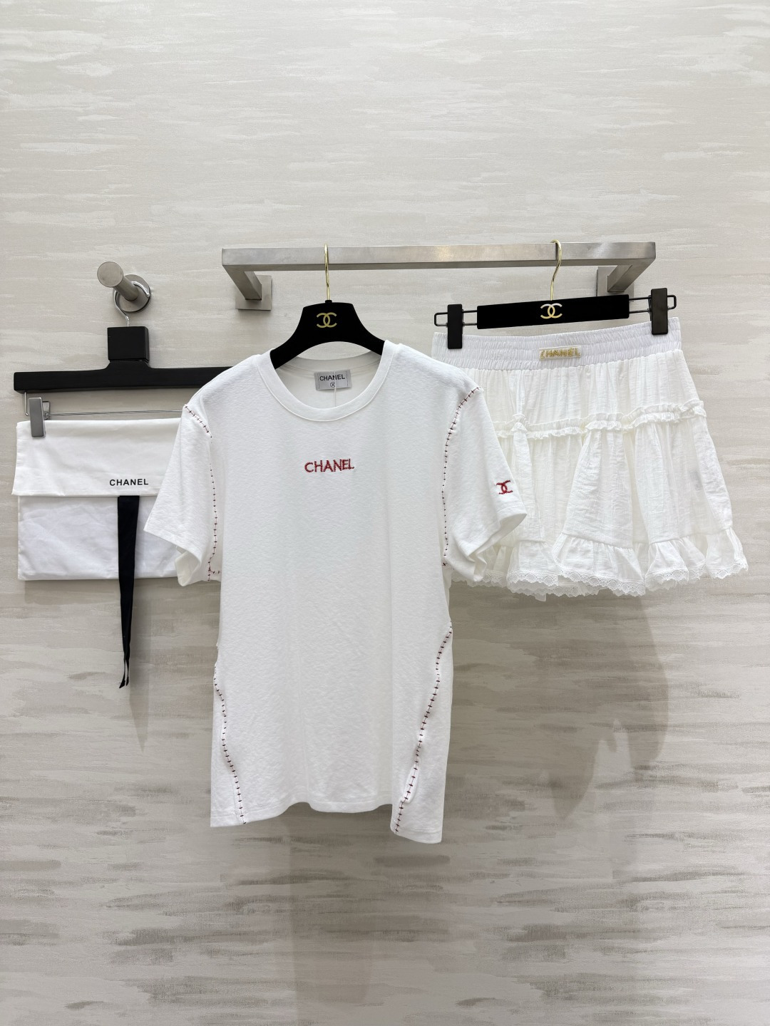 NO:910754,Chane handmade topstitch embroidered short-sleeved T-shirt. Two-tone beige/navy classic two-tone with eyes closed. Contrasting red embroidered letters. Simple but not monotonous. Handmade red topstitching all over the body. Full of design. Mini double C embroidered logo on cuffs. Hidden details are exquisite. Soft waxy washed cotton fabric. Breathable and skin-friendly. Loose and slightly dropped version. Suitable for single wear and stacking. Versatile for daily commuting. High-quality customization.  The first available sizes are S/M/L (shoulder width 43, chest 104, length 63), chanel, T-shirt, tees, t-shirt,19860909Chane手工明线刺绣短袖T恤 双色上新米白/藏青经典两色闭眼入 撞色红色刺绣字母 简约不单调 全身手工红色明线走线 设计感拉满 袖口迷你双C刺绣小标 细节暗藏精致 软糯水洗棉面料 透气亲肤 宽松微落版型 单穿叠穿都适配 日常通勤百搭不出错 高品质定制 现货首发sizeS/M/L（M码肩宽43,胸围104,衣长63）,,chanel,T-shirt,tees，t-shirt,,Women's clothing
