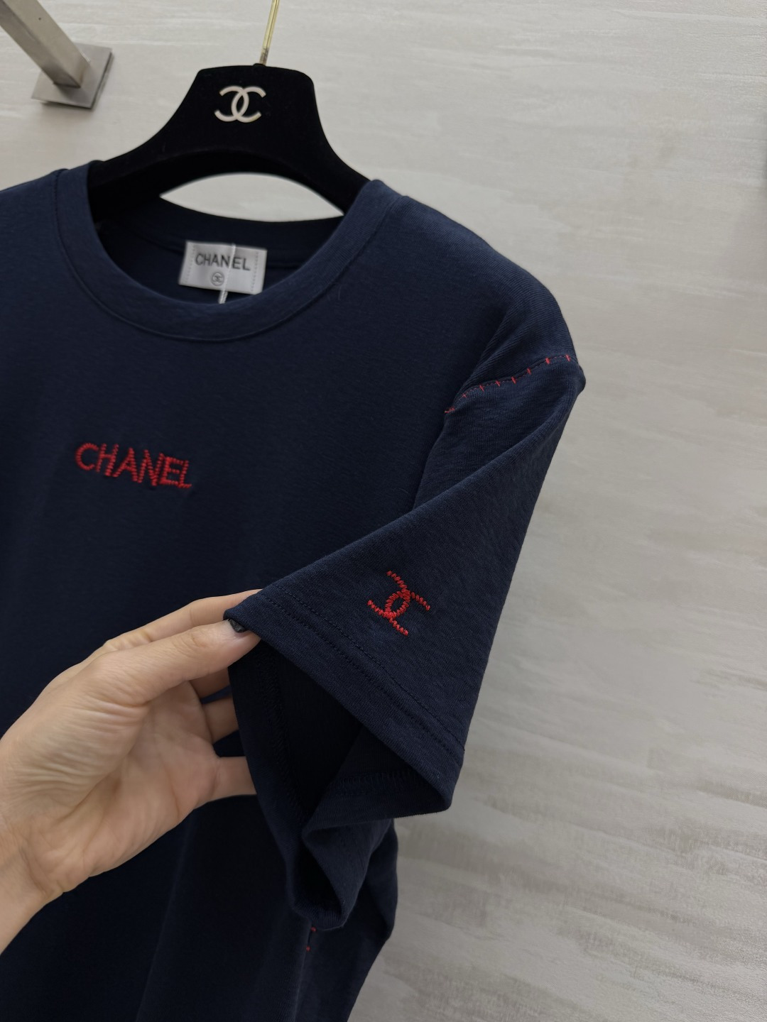 Chane♡²⁶手工明线刺绣短袖T恤 双色上新✨米白/藏青经典两色闭眼入 撞色红色刺绣字母 简约不单调 Chane♡²⁶手工明线刺绣短袖T恤 双色上新✨米白/藏青经典两色闭眼入 撞色红色刺绣字母 简约不单调