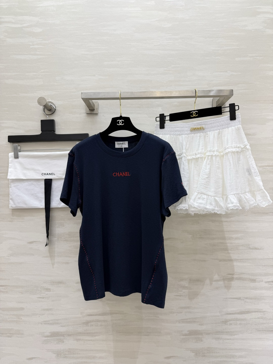 NO:901768,Chane handmade topstitch embroidered short-sleeved T-shirt. Two-tone beige/navy classic two-tone with eyes closed. Contrasting red embroidered letters. Simple but not monotonous. Handmade red topstitching all over the body. Full of design. Mini double C embroidered logo on cuffs. Hidden details are exquisite. Soft waxy washed cotton fabric. Breathable and skin-friendly. Loose and slightly dropped version. Suitable for single wear and stacking. Versatile for daily commuting. High-quality customization.  Available in stock first size S/M/L (M size shoulder width 43, bust 104, length 63), Chanel-clothing, chanel, chanel, T-shirt, tees, t-shirt,19860909Chane手工明线刺绣短袖T恤 双色上新米白/藏青经典两色闭眼入 撞色红色刺绣字母 简约不单调 全身手工红色明线走线 设计感拉满 袖口迷你双C刺绣小标 细节暗藏精致 软糯水洗棉面料 透气亲肤 宽松微落版型 单穿叠穿都适配 日常通勤百搭不出错 高品质定制 现货首发sizeS/M/L（M码肩宽43,胸围104,衣长63）,香奈儿-服装,chanel,chanel,T-shirt,tees，t-shirt,,Women's clothing