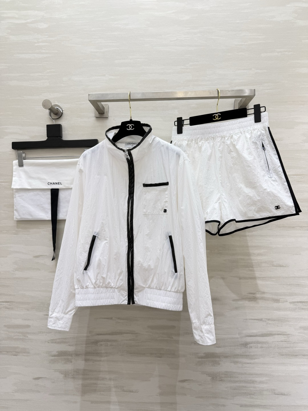 NO:901761,Chane Sun Protection Set is launched with lightweight, breathable and anti-wrinkle nylon fabric that brings a sense of coolness. Contrasting colors outline exquisite lines. The small double C is a low-key and noble stand-up collar zipper jacket. A complete set of elastic sports shorts is suitable for daily travel, beach vacations, and light sports!  It comes with a cloth bag of the same color for storage, so you can carry it in your bag without any burden. Wearing it as a set is worry-free and neat. It can be worn by lazy people on the ceiling. High-quality customization. Sold separately. SizeS/M/L (shoulder width of M size coat 45, bust 112, length 60, shorts waist 70, trouser length 36). Jacket, shorts 200., Chanel - Clothing, chanel, chanel, shorts, jackets & coats,19860909Chane防晒套装 上线轻薄透气抗皱尼龙面料 自带凉感 撞色勾勒精致线条 小双C低调显贵立领拉链外套 松紧运动短裤一套配齐 日常出行、海边度假、轻运动都适配！收纳自带同色系布袋 随身揣包里无负担 成套穿省心又显利落气质 懒人穿搭天花板 高品质定制 分开发售sizeS/M/L（M码外套肩宽45,胸围112,衣长60,短裤腰围70,裤长36）外套,短裤200.,香奈儿-服装,chanel,chanel,shorts,jackets & coats,,Women's clothing