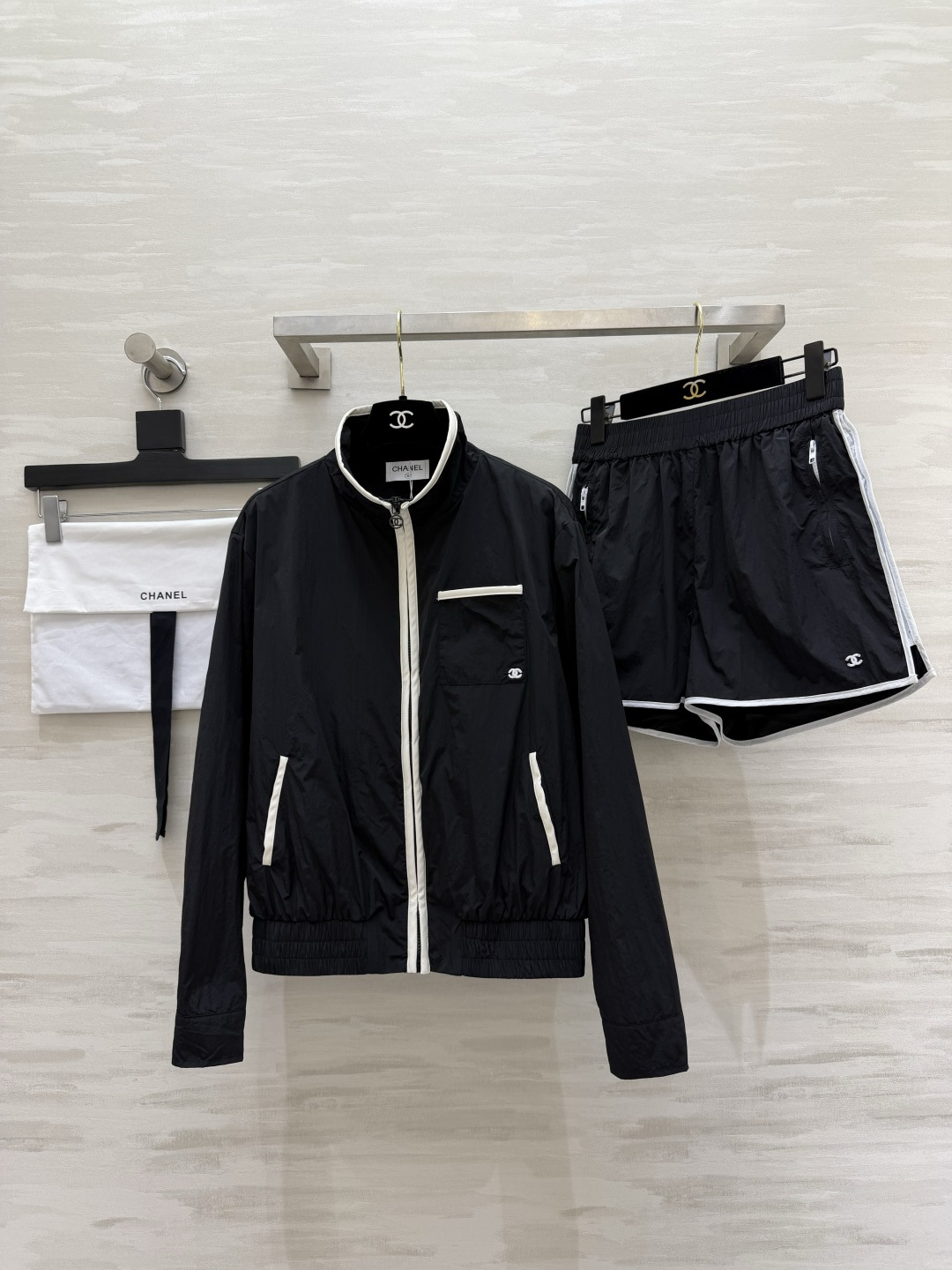 NO:901746,Chane Sun Protection Set is launched with lightweight, breathable and anti-wrinkle nylon fabric that brings a sense of coolness. Contrasting colors outline exquisite lines. The small double C is a low-key and noble stand-up collar zipper jacket. A complete set of elastic sports shorts is suitable for daily travel, beach vacations, and light sports!  It comes with a cloth bag of the same color for storage, so you can carry it in your bag without any burden. Wearing it as a set is worry-free and neat. It can be worn by lazy people on the ceiling. High-quality customization. Sold separately. SizeS/M/L (shoulder width of M size coat 45, bust 112, length 60, shorts waist 70, trouser length 36). Jacket, shorts 200., Chanel - Clothing, chanel, chanel, shorts, jackets & coats,19860909Chane防晒套装 上线轻薄透气抗皱尼龙面料 自带凉感 撞色勾勒精致线条 小双C低调显贵立领拉链外套 松紧运动短裤一套配齐 日常出行、海边度假、轻运动都适配！收纳自带同色系布袋 随身揣包里无负担 成套穿省心又显利落气质 懒人穿搭天花板 高品质定制 分开发售sizeS/M/L（M码外套肩宽45,胸围112,衣长60,短裤腰围70,裤长36）外套,短裤200.,香奈儿-服装,chanel,chanel,shorts,jackets & coats,,Women's clothing