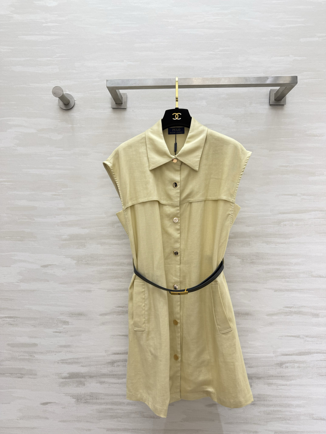 NO:901730,Polo Apricot Sleeveless Waist Shirt Dress Lapel Metal Buckle｜Comes with Black Gold Belt A-line loose fit Hidden body slimming Breathable drape fabric Not stuffy in summer Versatile for commuting and leisure Gentle atmosphere item High-quality customization Available in stock first size S/M/L (M size bust 102, skirt length 86), women's clothing, skirts,19860909Polo奶杏无袖收腰衬衣裙 翻领金属扣｜自带黑金腰带 A字宽松版型 藏肉显瘦 透气垂感面料 夏日不闷 通勤休闲百搭 温柔氛围感单品 高品质定制 现货首发sizeS/M/L（M码胸围102,裙长86）,女装,skirts,,Women's clothing
