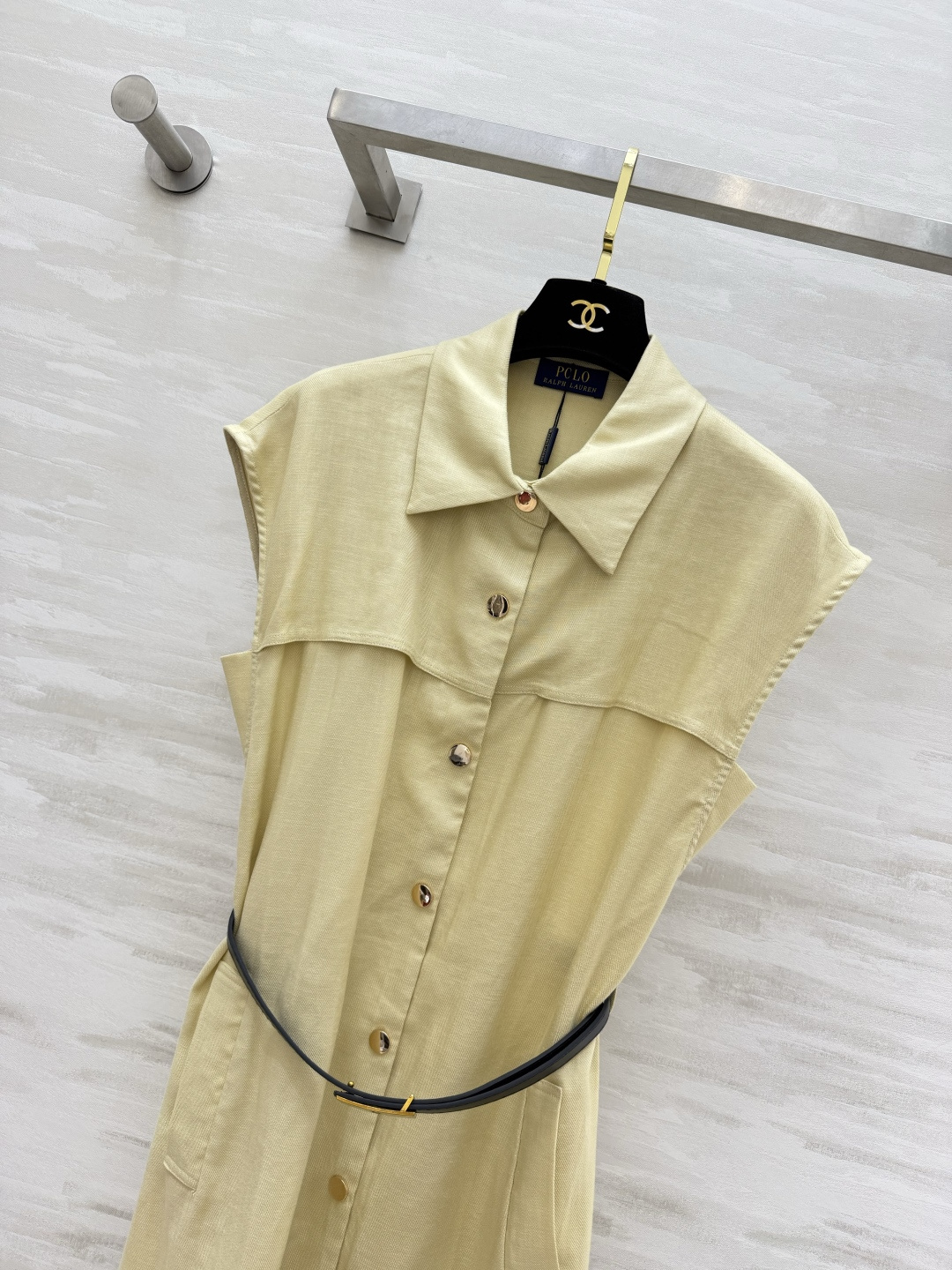 Polo²⁶奶杏无袖收腰衬衣裙 翻领金属扣｜自带黑金腰带 A字宽松版型 藏肉显瘦 透气垂感面料 夏日不闷