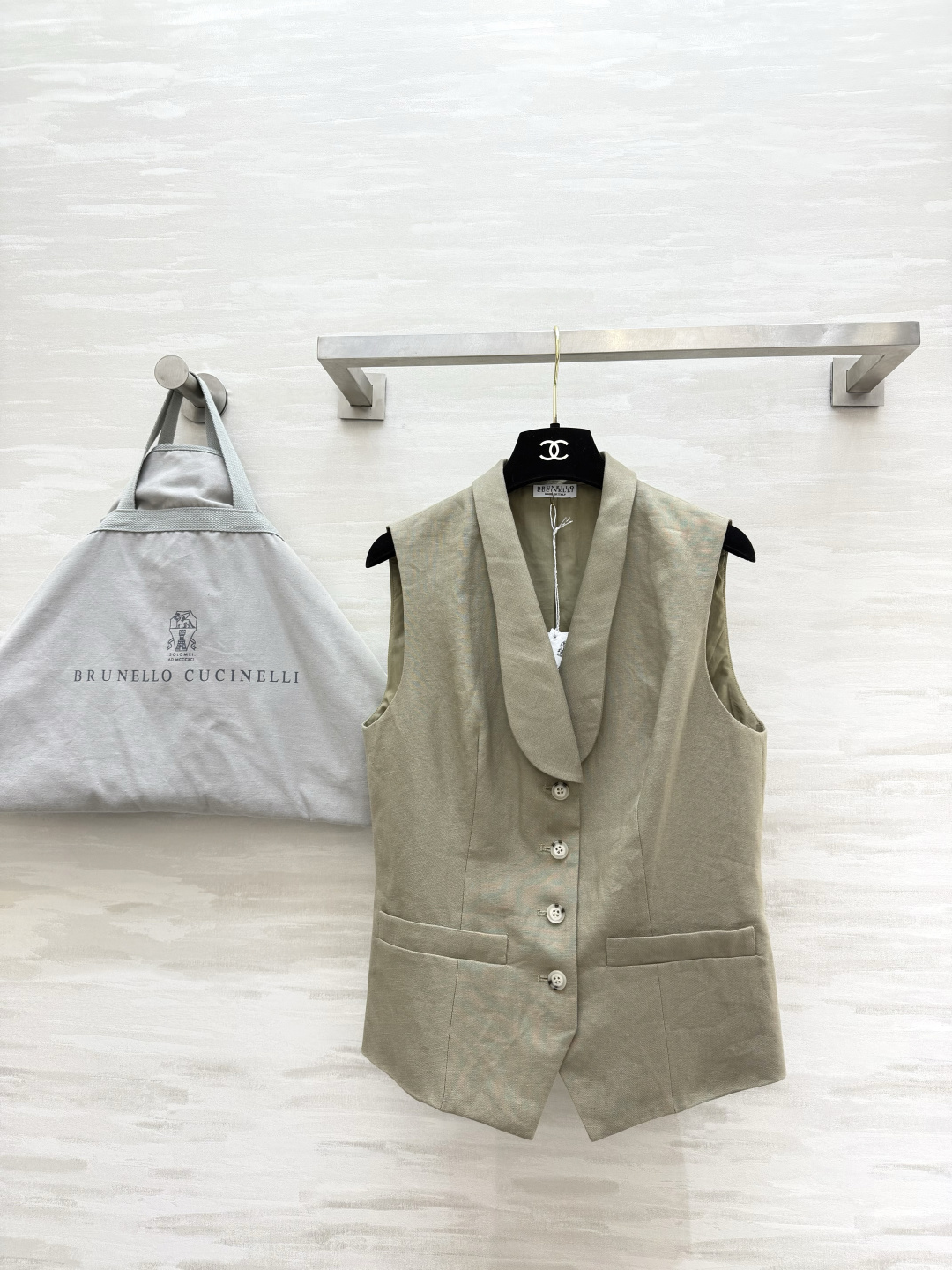 NO:903509,BrunelloCucinell Minimalist and luxurious linen vest Natural breathable linen｜Soft and low-saturated tones Green fruit collar design Exquisite pocket details Sleeveless tailoring suitable for layering in all seasons Low-key and durable The simpler, the more advanced atmosphere High-quality customization Available in stock first size S/M/L (S size bust 86, length 55), women's clothing, brunello cucinelli,19860909BrunelloCucinell极简轻奢亚麻马甲 天然透气亚麻｜柔和低饱和色调 青果领设计 口袋细节精致无袖剪裁适配四季叠穿 低调耐看 越简单越有高级氛围感 高品质定制 现货首发sizeS/M/L（s码胸围86,衣长55）,女装,brunello cucinelli,,Women's clothing
