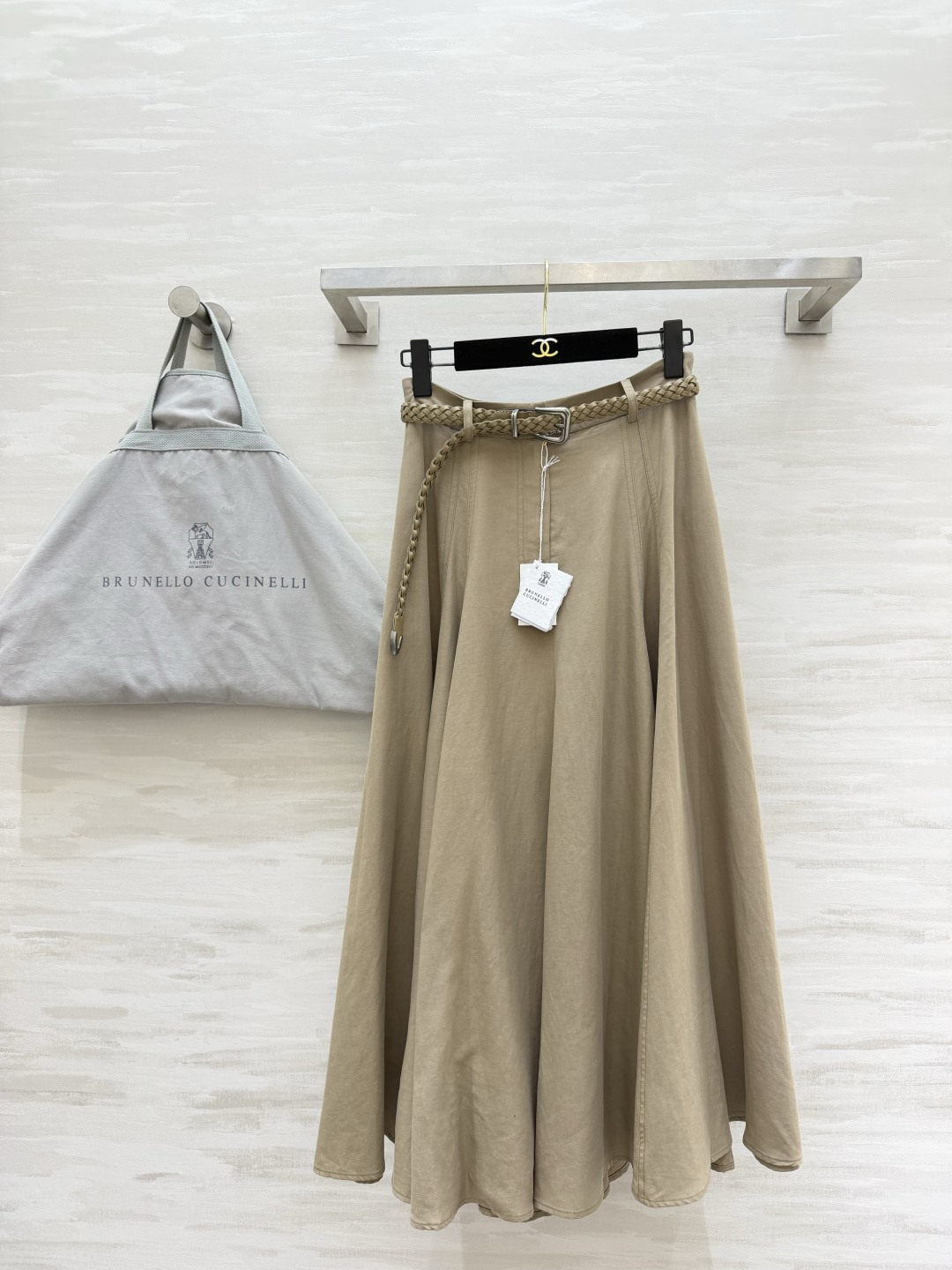 NO:903439,BrunelloCucinell Light Luxury Khaki Umbrella Skirt. Woven belt accentuates the high waist to optimize proportions. Large hem and drapey tailoring. Soft matte fabric. Endurable and durable. Wear alone with layered vest and shirt. One skirt can be worn with many styles!  High-quality customization, available in stock first size S/M/L (S size waist 66, skirt length 87), women's clothing, brunello cucinelli, skirts, shirts,19860909BrunelloCucinell轻奢 卡其伞裙 编织腰带点睛高腰优化比例 大摆垂感剪裁 柔和哑光面料 耐看耐穿 单穿叠搭马甲衬衫 一裙多搭！高品质定制 现货首发sizeS/M/L（s码腰围66,裙长87）,女装,brunello cucinelli,skirts,shirts,,Women's clothing