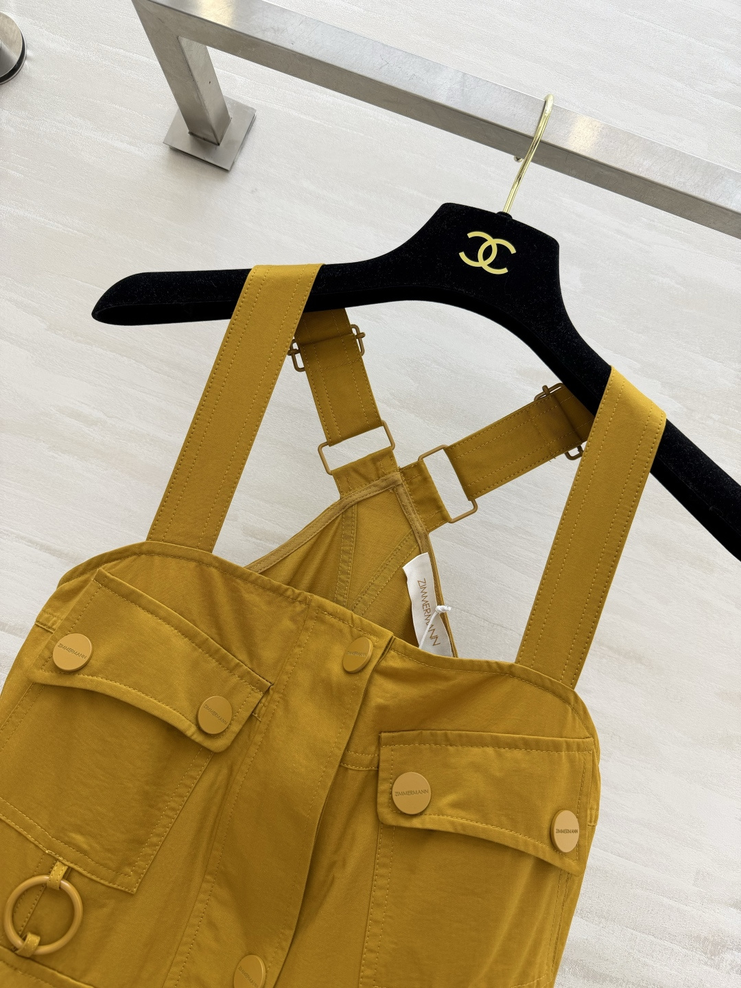 Zimmerman♡²⁶复古工装风吊带大摆长裙 柔和姜黄色调 重工多口袋 金属圆环装饰 细节拉满 后背交