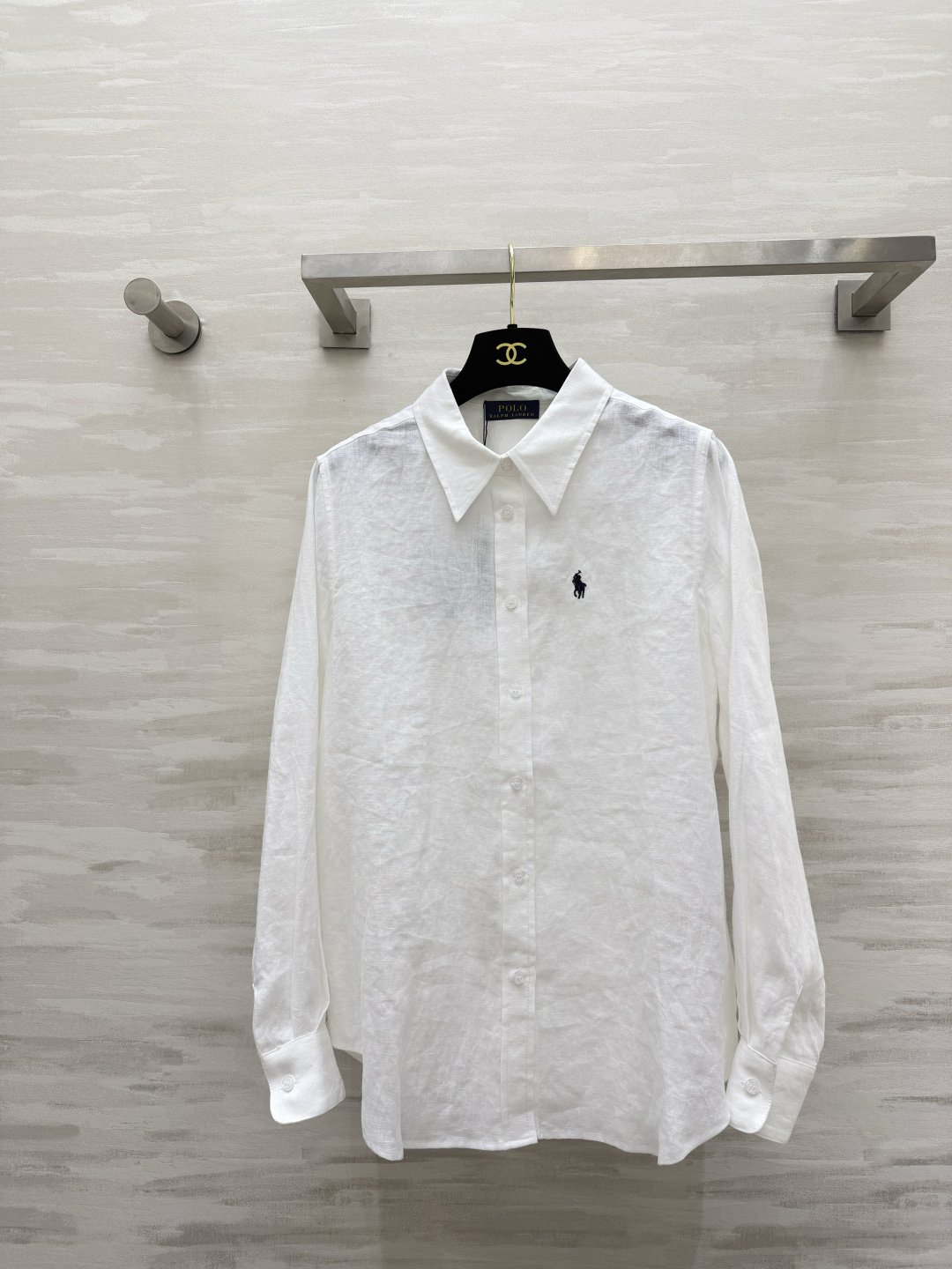 NO:903494,PoLo linen shirt. Washed linen is soft and skin-friendly. It has a casual pleated atmosphere. Exquisite pony embroidery on the chest. The details enhance the texture. The loose long sleeves are not flattering on the figure. It looks good with skirts, trousers and jeans!  Low saturation and gentle colors. It is very refreshing to just wear it when you go out every day. High-quality customization. Available in stock first size S/M/L/XL (S size shoulder width 37, bust 104, length 68), women's clothing, skirts, jeans, shirts,19860909PoLo亚麻衬衫 水洗亚麻柔软亲肤 自带随性褶皱氛围感 胸口精致小马刺绣 细节提升质感 宽松长袖不挑身材 搭半裙、西裤、牛仔裤都好看！低饱和温柔色系 日常出门随手一套就很清爽 高品质定制 现货首发sizeS/M/L/XL（s码肩宽37,胸围104,衣长68）,女装,skirts,jeans,shirts,,Women's clothing