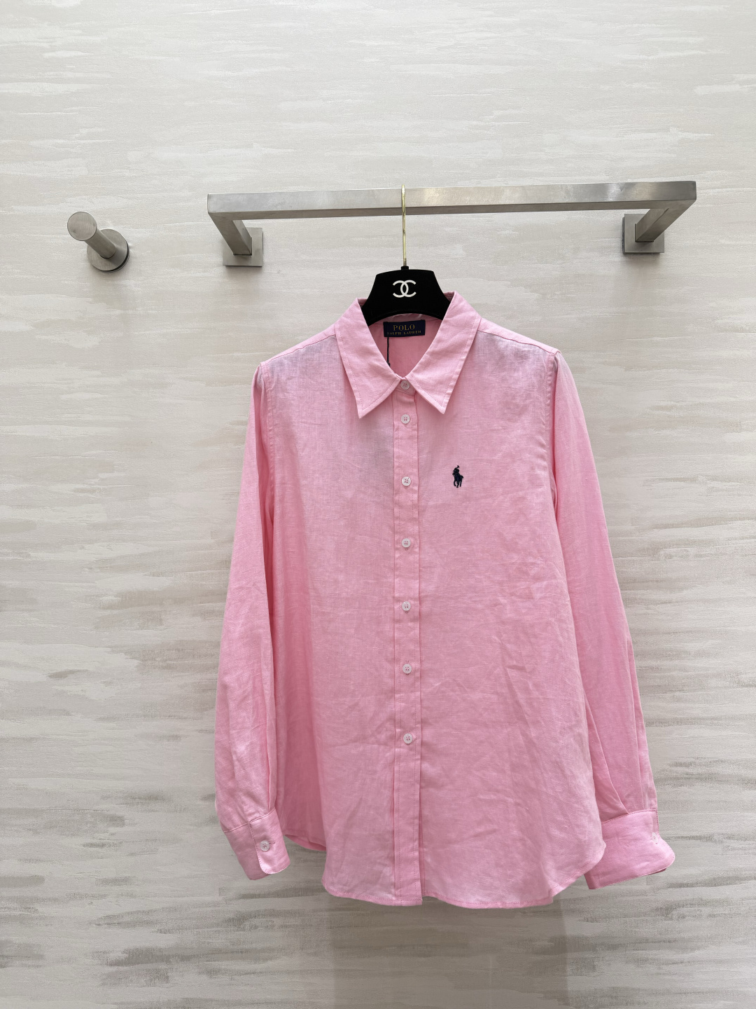 NO:903511,PoLo linen shirt. Washed linen is soft and skin-friendly. It has a casual pleated atmosphere. Exquisite pony embroidery on the chest. The details enhance the texture. The loose long sleeves are not flattering on the figure. It looks good with skirts, trousers and jeans!  Low saturation and gentle colors. It is very refreshing to just wear it when you go out every day. High-quality customization. Available in stock first size S/M/L/XL (S size shoulder width 37, bust 104, length 68), women's clothing, skirts, jeans, shirts,19860909PoLo亚麻衬衫 水洗亚麻柔软亲肤 自带随性褶皱氛围感 胸口精致小马刺绣 细节提升质感 宽松长袖不挑身材 搭半裙、西裤、牛仔裤都好看！低饱和温柔色系 日常出门随手一套就很清爽 高品质定制 现货首发sizeS/M/L/XL（s码肩宽37,胸围104,衣长68）,女装,skirts,jeans,shirts,,Women's clothing