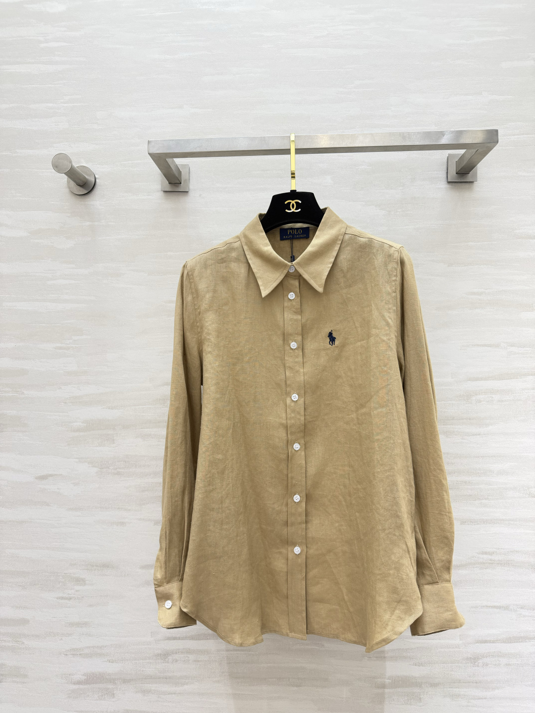 NO:903440,PoLo linen shirt. Washed linen is soft and skin-friendly. It has a casual pleated atmosphere. Exquisite pony embroidery on the chest. The details enhance the texture. The loose long sleeves are not flattering on the figure. It looks good with skirts, trousers and jeans!  Low saturation and gentle colors. It is very refreshing to just wear it when you go out every day. High-quality customization. Available in stock first size S/M/L/XL (S size shoulder width 37, bust 104, length 68), women's clothing, skirts, jeans, shirts,19860909PoLo亚麻衬衫 水洗亚麻柔软亲肤 自带随性褶皱氛围感 胸口精致小马刺绣 细节提升质感 宽松长袖不挑身材 搭半裙、西裤、牛仔裤都好看！低饱和温柔色系 日常出门随手一套就很清爽 高品质定制 现货首发sizeS/M/L/XL（s码肩宽37,胸围104,衣长68）,女装,skirts,jeans,shirts,,Women's clothing