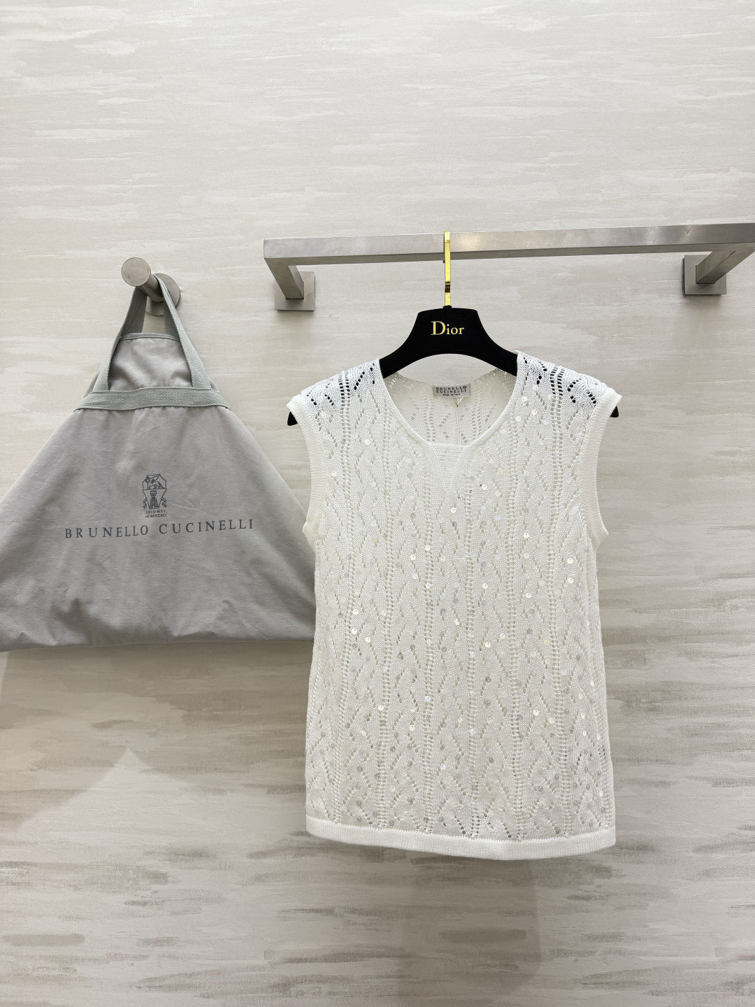 NO:922032,Brunello Cucinell is an old-money, low-key look. Atmosphere-rich universal knitted vest. Heavy hollow weaving. Fine glitter all over. Super detailed in the sun. Soft and skin-friendly knitted fabric. The version is slightly loose and hides the flesh to show slimming. Three basic colors: refreshing white, gentle apricot, and high-end black!  It has a refined and feminine look when worn alone, and looks great when paired with a linen shirt or a suit vest. It has a high utilization rate when worn multiple times!  High-quality customization, available in stock first size S/M/L (S size elastic bust 78, length 56), brunello cucinelli, shirts, business suit,19860909BrunelloCucinell老钱低调穿搭 氛围感万能针织背心 重工镂空编织 满幅细闪亮片 阳光下超有细节 软糯亲肤针织面料 版型微宽松藏肉显瘦 三色基础百搭清爽白、温柔杏、高级黑！单穿精致女人味,内搭亚麻衬衫、外搭西装马甲都好看,一衣多穿利用率超高！高品质定制 现货首发sizeS/M/L（s码弹力胸围78,衣长56）,,brunello cucinelli,shirts,business suit,,Women's clothing
