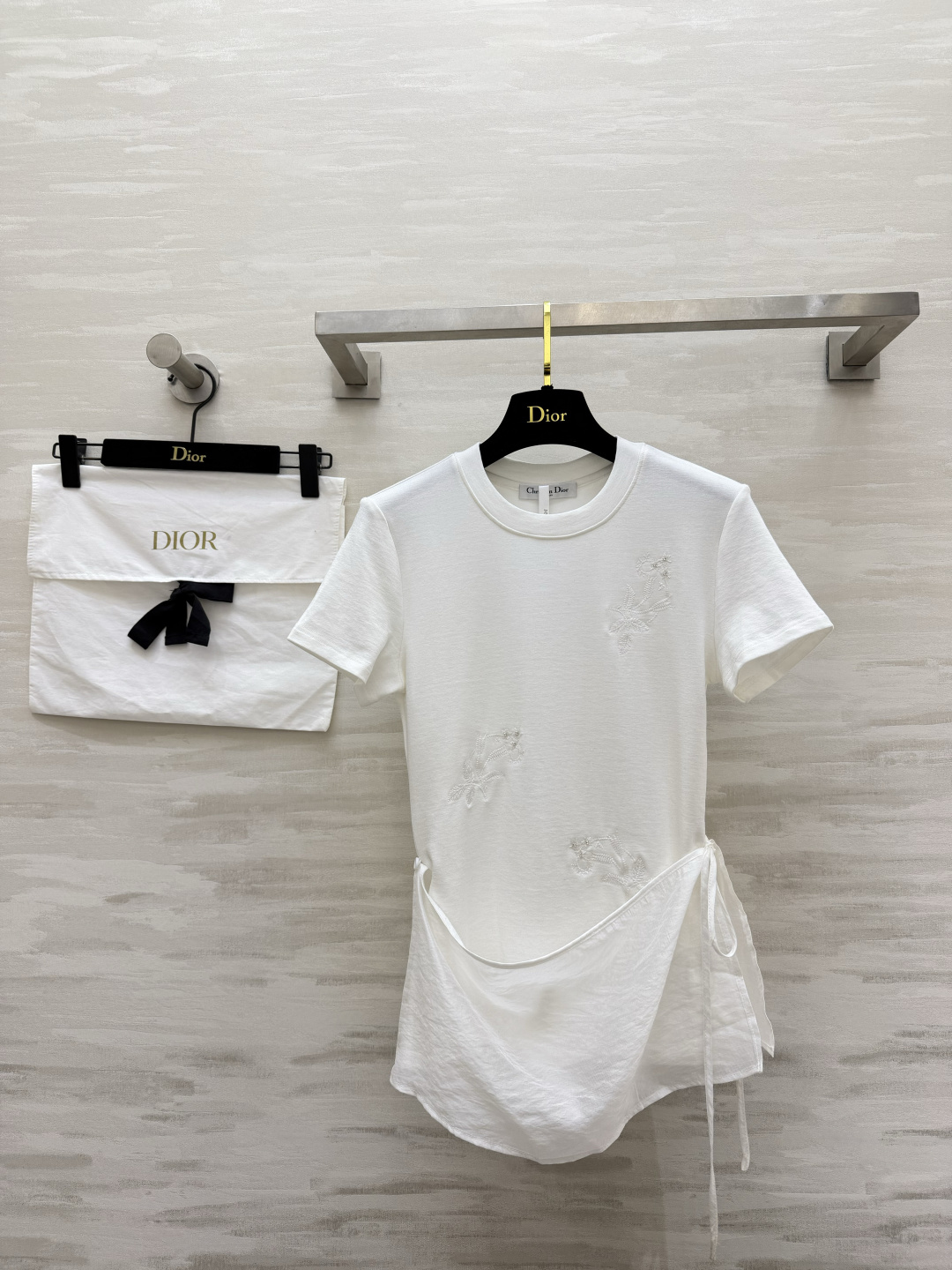 NO:922021,DIO embroidered wrap strap T-shirt Detachable wrap design Black and white two-color｜Dark floral embroidery Gauze side straps Irregular flesh-covering hem slimming design Versatility in spring and summer High-quality customization Available in stock first size S/M/L (shoulder width 37 in size M, bust 80, length 59), dior, tees, t-shirt,19860909DIO刺绣围裹绑带T恤 可拆卸围裹设计 黑白双色｜暗纹花卉刺绣 纱质侧绑带 不规则遮肉下摆显瘦设计 春夏百搭刚需 高品质定制 现货首发sizeS/M/L（M码肩宽37,胸围80,衣长59）,,dior,tees，t-shirt,,Women's clothing