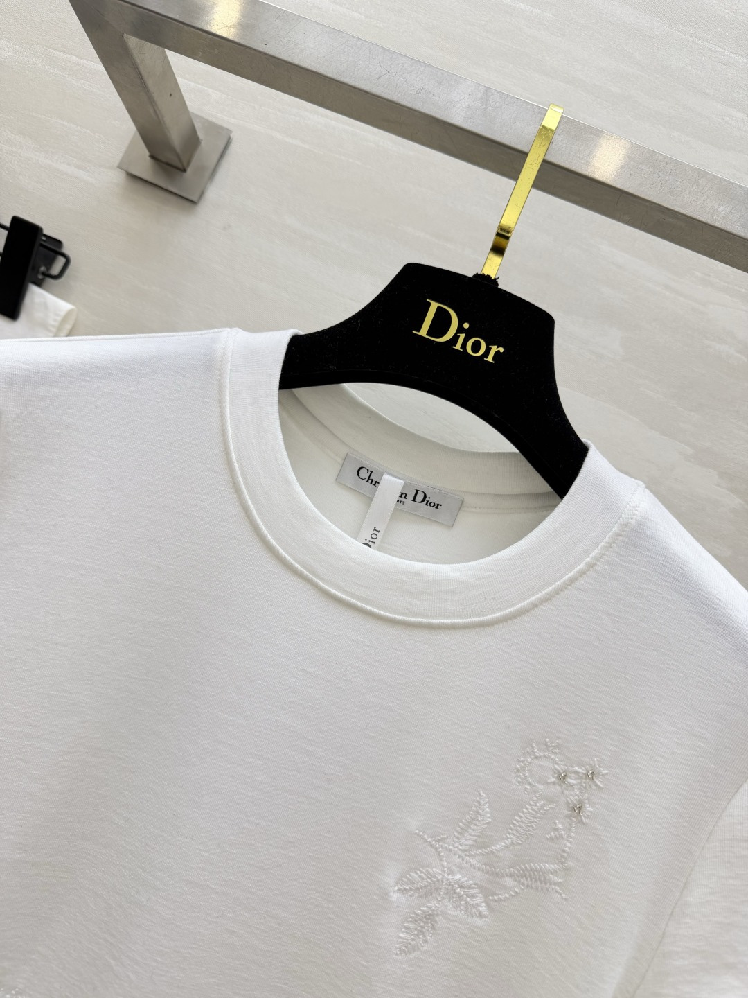 DIO♡²⁶刺绣围裹绑带T恤 可拆卸围裹设计 黑白双色｜暗纹花卉刺绣 纱质侧绑带 不规则遮肉下摆显瘦设计