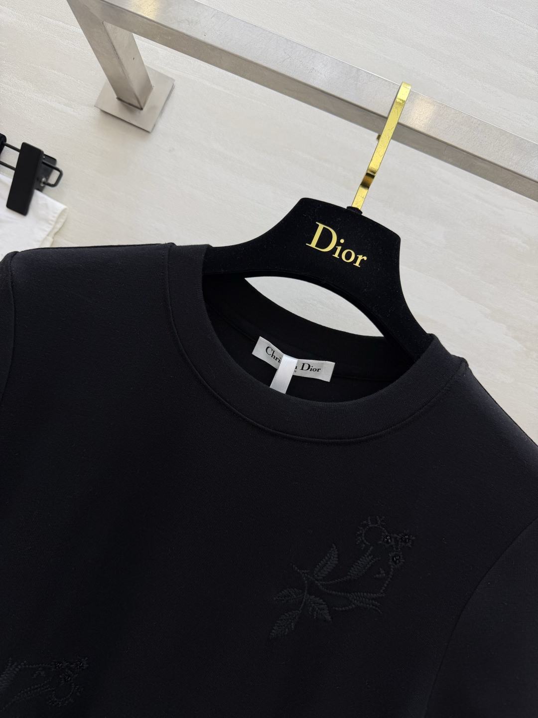 DIO♡²⁶刺绣围裹绑带T恤 可拆卸围裹设计 黑白双色｜暗纹花卉刺绣 纱质侧绑带 不规则遮肉下摆显瘦设计