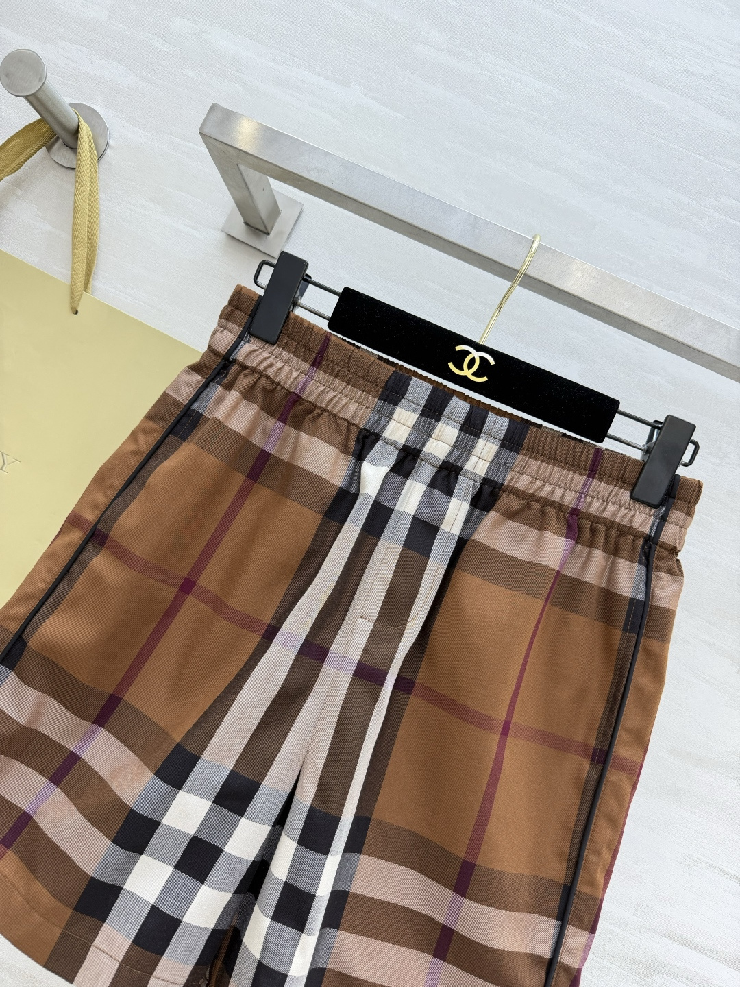 Burberr♡²⁶格纹短裤 自带复古松弛感 宽松松紧腰版型 不挑身材还巨藏肉 日常搭白T、吊带、卫衣都