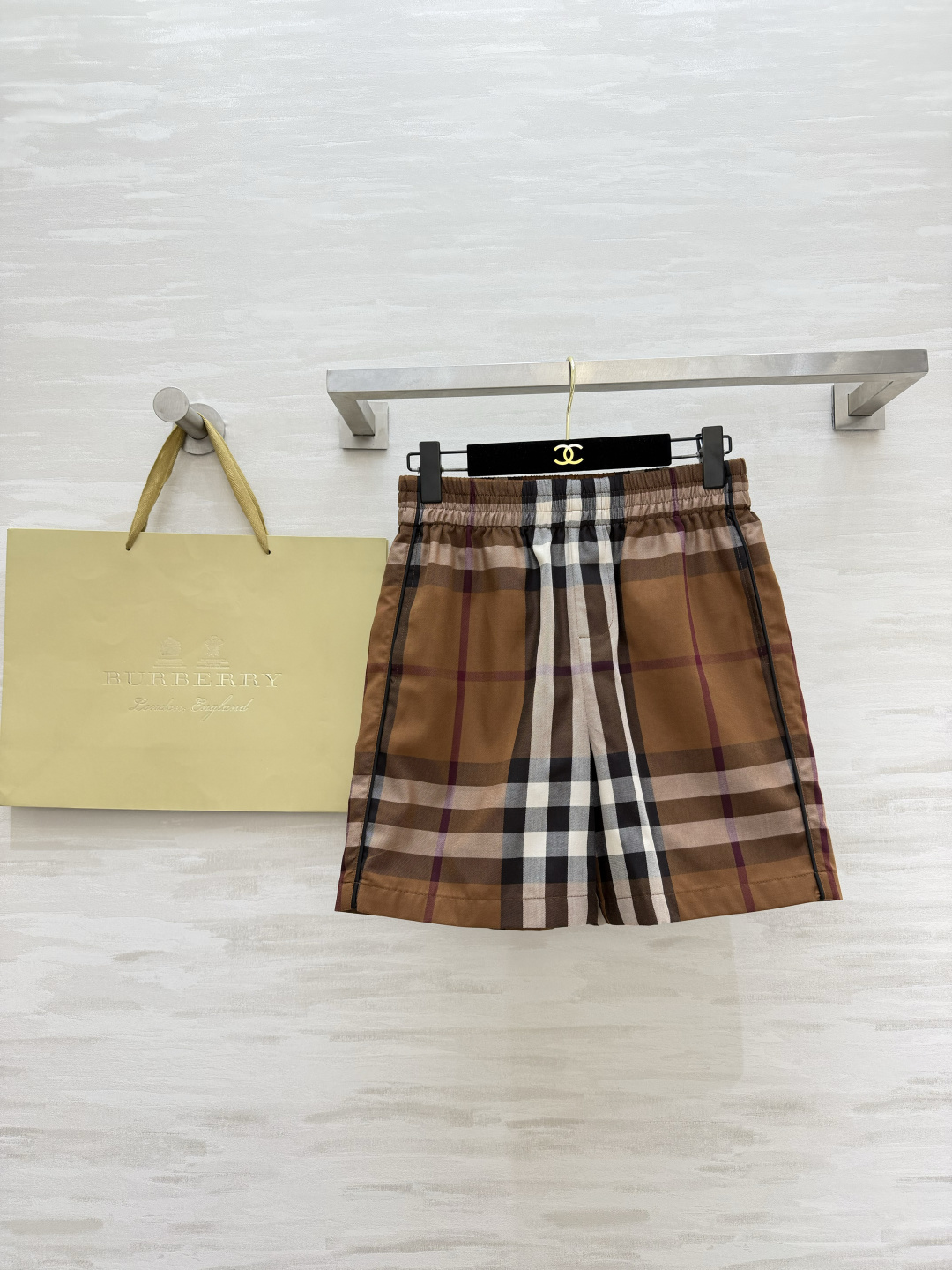 NO:903517,Burberr plaid shorts have a retro sense of relaxation. They have a loose elastic waist. They don’t care about your body shape but still hide a lot of fat. They look good with white T, suspenders and sweatshirts every day. A versatile pair of pants for the summer wardrobe. High-quality customization. Available in stock first size S/M/L/XL/XXL (size L waist 74, trouser length 45), Burberry-clothing, burberry, hoodie, sweatshirts, shorts,19860909Burberr格纹短裤 自带复古松弛感 宽松松紧腰版型 不挑身材还巨藏肉 日常搭白T、吊带、卫衣都好看 夏天的衣柜里一条百搭神裤 高品质定制 现货首发sizeS/M/L/XL/XXL（L码腰围74,裤长45）,博柏利-服装,burberry,hoodie,sweatshirts,shorts,,Women's clothing