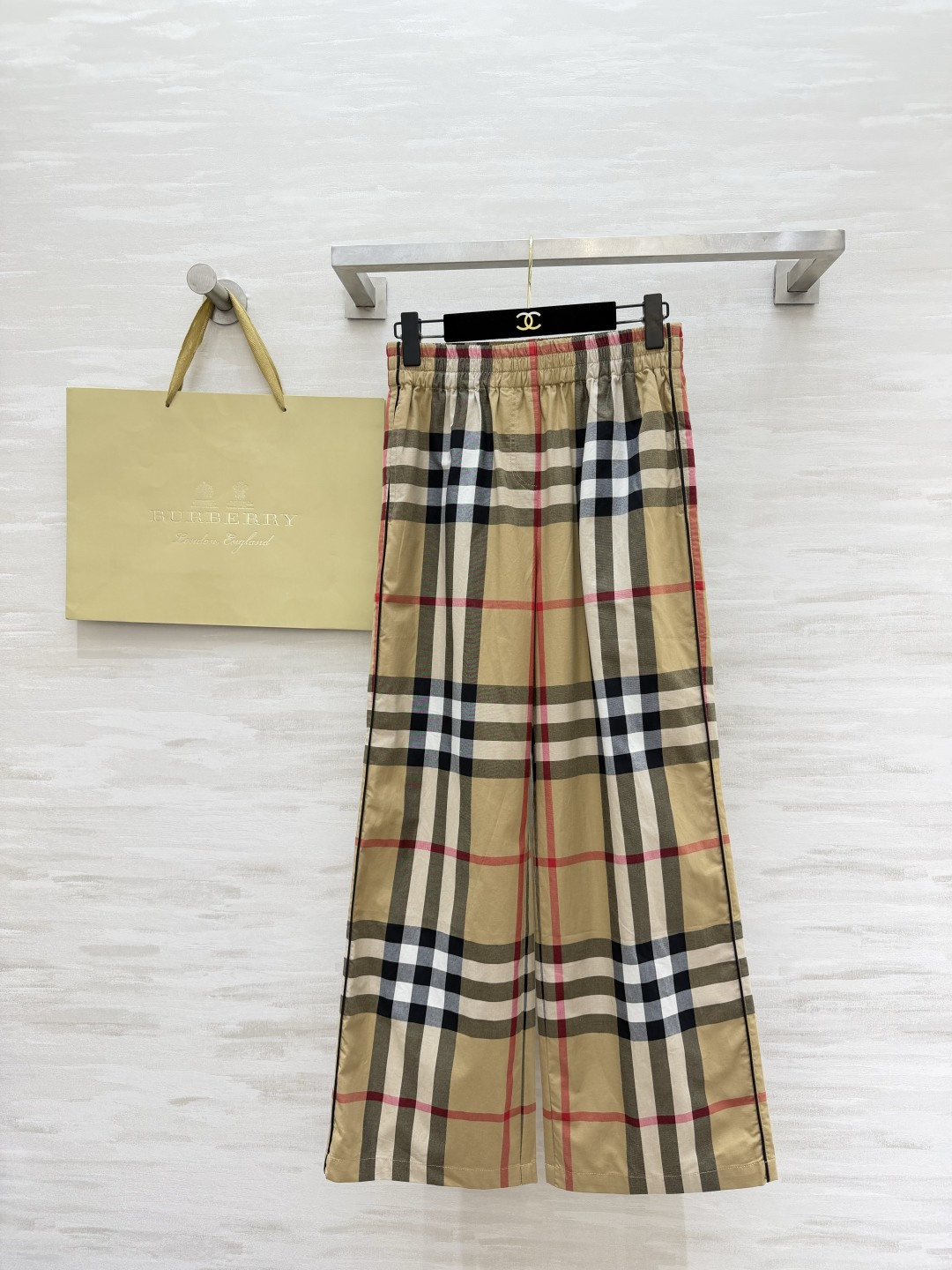 NO:903532,Burberr British classic plaid wide-leg pants｜Retro atmosphere ceiling. Iconic retro plaid color scheme. Highly recognizable. Elastic waist design does not pick up the waistline. Easy to put on and take off. Fabric with excellent drape is perfect for modifying the shape of the legs. It hides the flesh and makes you slimmer. It weakens the problems of wide hips and thick calves!  It is stylish for daily commuting and leisure outings. The classic style will not go out of style all year round. High-quality customization. Available in stock first size S/M/L/XL/XXL (M size waist 70, pants length 98), Burberry - Clothing, burberry,19860909Burberr英伦经典格纹阔腿裤｜复古氛围感天花板 标志性复古格纹配色 辨识度拉满 松紧腰设计不挑腰围 穿脱自在 垂坠感绝佳的面料修饰腿型一绝 藏肉显瘦 弱化胯宽、小腿粗问题！日常通勤、休闲出游都很有腔调 经典款常年不过时 高品质定制 现货首发sizeS/M/L/XL/XXL（M码腰围70,裤长98）,博柏利-服装,burberry,,Women's clothing