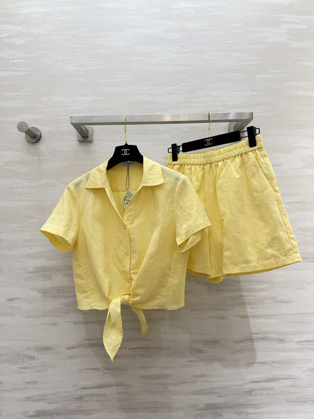 NO:903545,Lazy people just need a two-piece set in summer｜Loew linen suit. Lapel short-sleeved shirt + loose shorts. The linen texture is breathable and suitable for commuting/shopping/vacation!  The knotted hem modifies the figure. The elastic waist does not pick up the waist. It is refreshing and reduces age. You don’t have to worry about matching when going out. High-quality customization. Available in stock first size S/M/L (S size bust 100, length 44, waist 64, hip 100, pants length 38), Loewe-clothing, loewe, loewe, shorts, shirts, T-shirt,19860909懒人夏日刚需两件套｜Loew亚麻套装 翻领短袖衬衫+宽松短裤一套配齐 亚麻肌理透气 通勤/逛街/度假都适配！打结下摆修饰身材 松紧腰不挑腰围 清爽减龄 出门不用费心搭配 高品质定制 现货首发sizeS/M/L（s码胸围100,衣长44,腰围64,臀围100,裤长38）,罗意威-服装,loewe,loewe,shorts,shirts,T-shirt,,Women's clothing