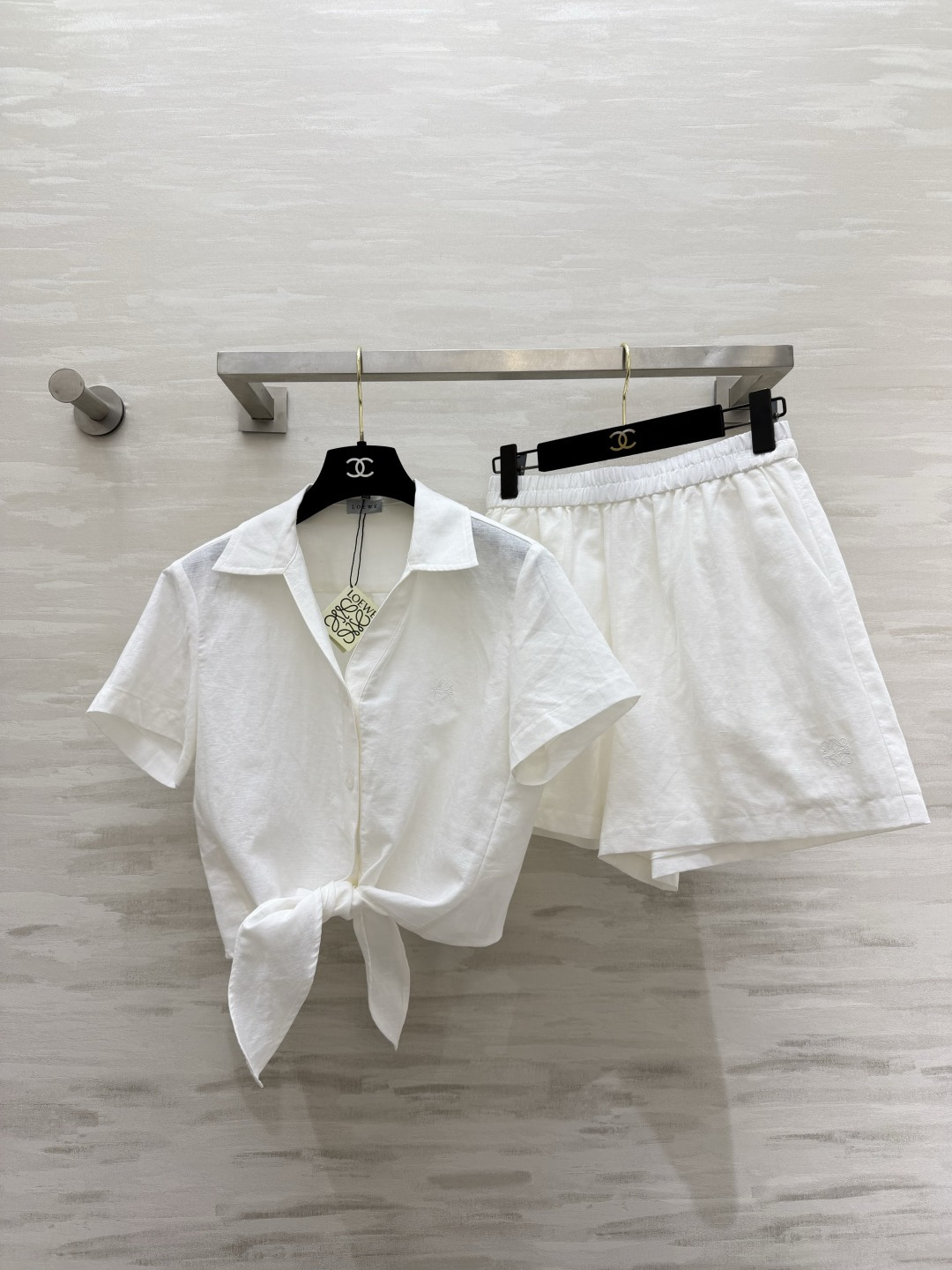 NO:903561,Lazy people just need a two-piece set in summer｜Loew linen suit. Lapel short-sleeved shirt + loose shorts. The linen texture is breathable and suitable for commuting/shopping/vacation!  The knotted hem modifies the figure. The elastic waist does not pick up the waist. It is refreshing and reduces age. You don’t have to worry about matching when going out. High-quality customization. Available in stock first size S/M/L (S size bust 100, length 44, waist 64, hip 100, pants length 38), Loewe-clothing, loewe, loewe, shorts, shirts, T-shirt,19860909懒人夏日刚需两件套｜Loew亚麻套装 翻领短袖衬衫+宽松短裤一套配齐 亚麻肌理透气 通勤/逛街/度假都适配！打结下摆修饰身材 松紧腰不挑腰围 清爽减龄 出门不用费心搭配 高品质定制 现货首发sizeS/M/L（s码胸围100,衣长44,腰围64,臀围100,裤长38）,罗意威-服装,loewe,loewe,shorts,shirts,T-shirt,,Women's clothing