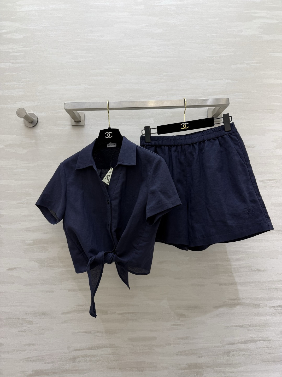 NO:903577,Lazy people just need a two-piece set in summer｜Loew linen suit. Lapel short-sleeved shirt + loose shorts. The linen texture is breathable and suitable for commuting/shopping/vacation!  The knotted hem modifies the figure. The elastic waist does not pick up the waist. It is refreshing and reduces age. You don’t have to worry about matching when going out. High-quality customization. Available in stock first size S/M/L (S size bust 100, length 44, waist 64, hip 100, pants length 38), Loewe-clothing, loewe, loewe, shorts, shirts, T-shirt,19860909懒人夏日刚需两件套｜Loew亚麻套装 翻领短袖衬衫+宽松短裤一套配齐 亚麻肌理透气 通勤/逛街/度假都适配！打结下摆修饰身材 松紧腰不挑腰围 清爽减龄 出门不用费心搭配 高品质定制 现货首发sizeS/M/L（s码胸围100,衣长44,腰围64,臀围100,裤长38）,罗意威-服装,loewe,loewe,shorts,shirts,T-shirt,,Women's clothing