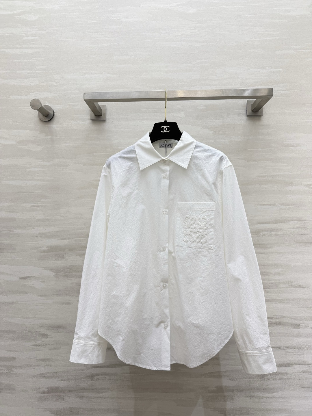 NO:903519,Loew embroidered cotton shirt, washed soft cotton｜two colors, versatile｜three-dimensional relief embroidery, loose silhouette, covering the flesh and making you look slimmer, single wear/layering/sun protection!  One piece to complete all spring and summer outfits!  High-quality customization, available in stock first size S/M/L (S size bust 100, length 56), Loewe-clothing, loewe, loewe, shirts,19860909Loew刺绣棉衬衫 水洗软棉｜两色百搭｜立体浮雕刺绣 宽松廓形 遮肉显瘦 单穿/叠穿/防晒！一件搞定春夏所有搭配！高品质定制 现货首发sizeS/M/L（s码胸围100,衣长56）,罗意威-服装,loewe,loewe,shirts,,Women's clothing