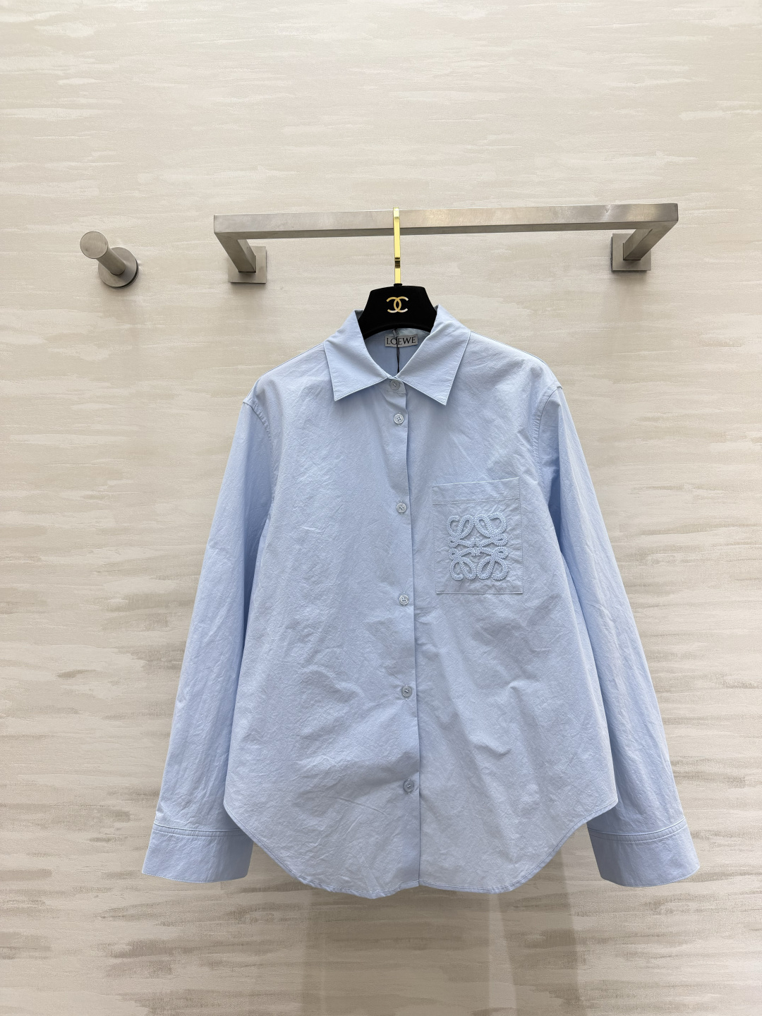 NO:903533,Loew embroidered cotton shirt, washed soft cotton｜two colors, versatile｜three-dimensional relief embroidery, loose silhouette, covering the flesh and making you look slimmer, single wear/layering/sun protection!  One piece to complete all spring and summer outfits!  High-quality customization, available in stock first size S/M/L (S size bust 100, length 56), Loewe-clothing, loewe, loewe, shirts,19860909Loew刺绣棉衬衫 水洗软棉｜两色百搭｜立体浮雕刺绣 宽松廓形 遮肉显瘦 单穿/叠穿/防晒！一件搞定春夏所有搭配！高品质定制 现货首发sizeS/M/L（s码胸围100,衣长56）,罗意威-服装,loewe,loewe,shirts,,Women's clothing