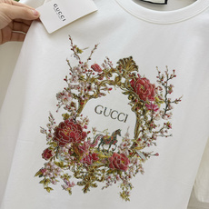 Gucc♡²⁶重工花卉T恤▫️白/黑双色可选▫️烫钻刺绣工艺,质感拉满▫️宽松落肩,日常也能轻松驾驭自带 Gucc♡²⁶重工花卉T恤▫️白/黑双色可选▫️烫钻刺绣工艺,质感拉满▫️宽松落肩,日常也能轻松驾驭自带