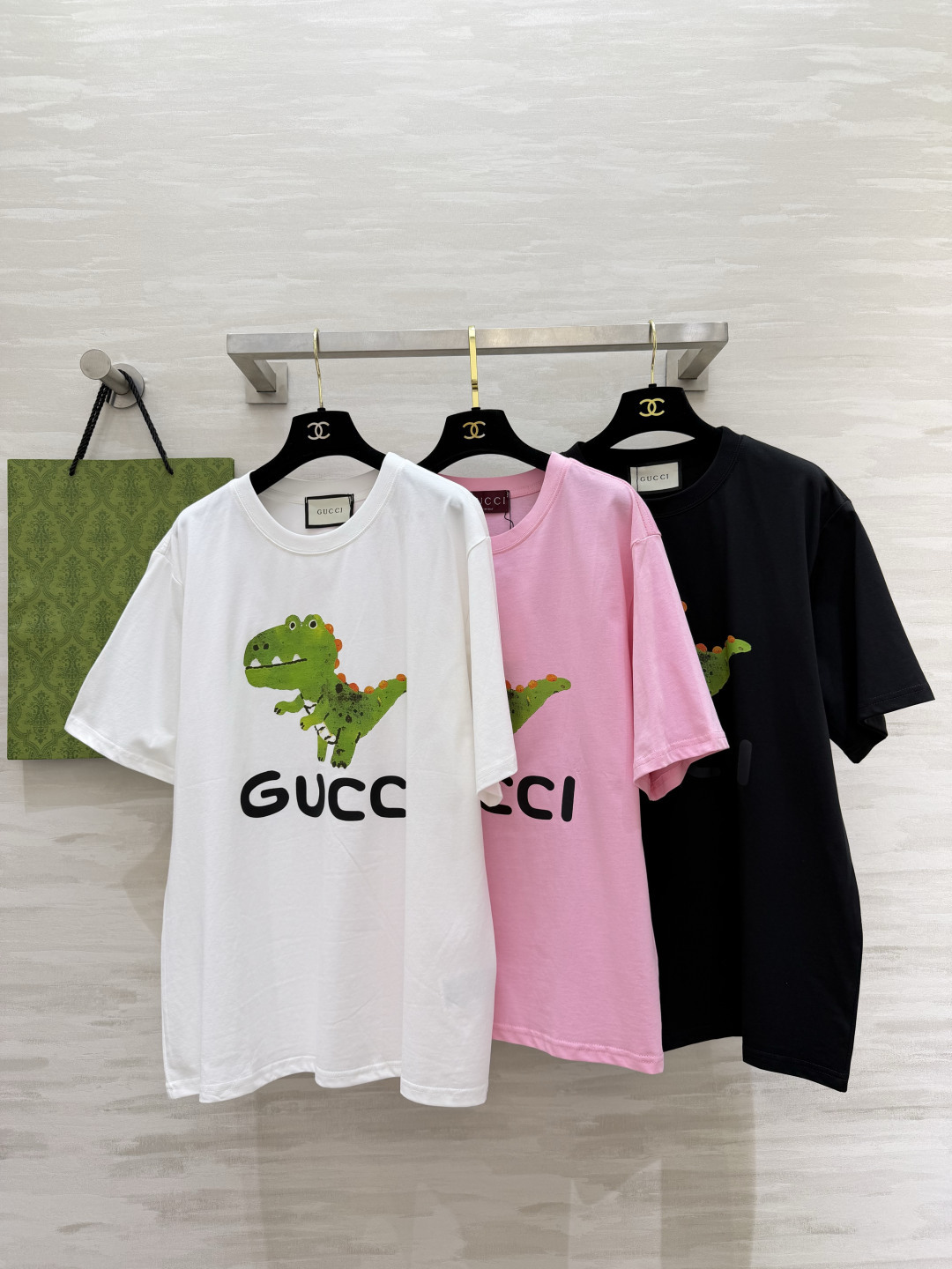 🦖 GUCC♡²⁶小恐龙T恤 | 三色齐发谁能拒绝这么可爱的小恐龙啊！手绘涂鸦风印花超减龄，白/粉/黑三