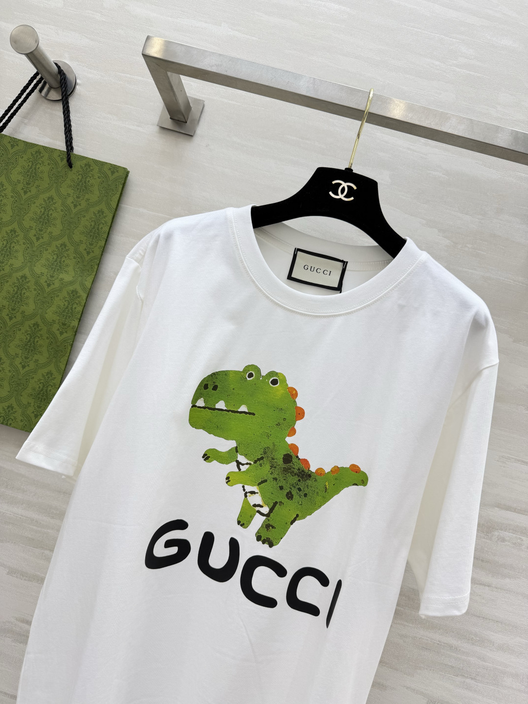 🦖 GUCC♡²⁶小恐龙T恤 | 三色齐发谁能拒绝这么可爱的小恐龙啊！手绘涂鸦风印花超减龄，白/粉/黑三