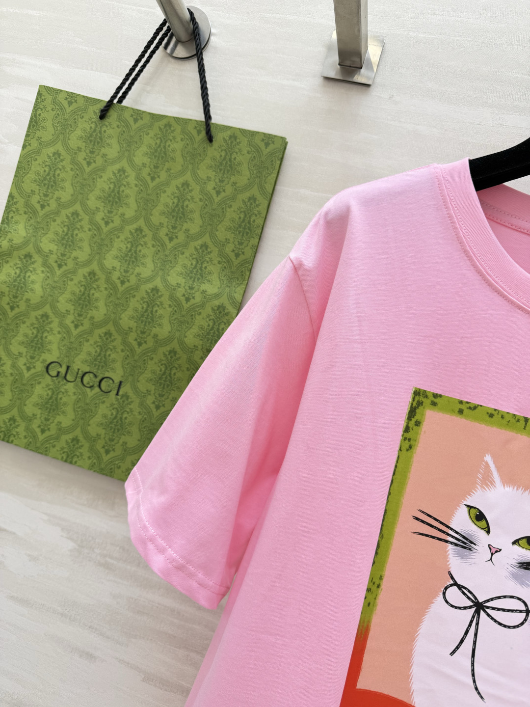 🐱 GUCC♡²⁶猫咪系列T恤 | 三色齐发谁能拒绝优雅又可爱的猫咪印花啊!自带法式复古氛围,白/粉/黑 🐱 GUCC♡²⁶猫咪系列T恤 | 三色齐发谁能拒绝优雅又可爱的猫咪印花啊!自带法式复古氛围,白/粉/黑