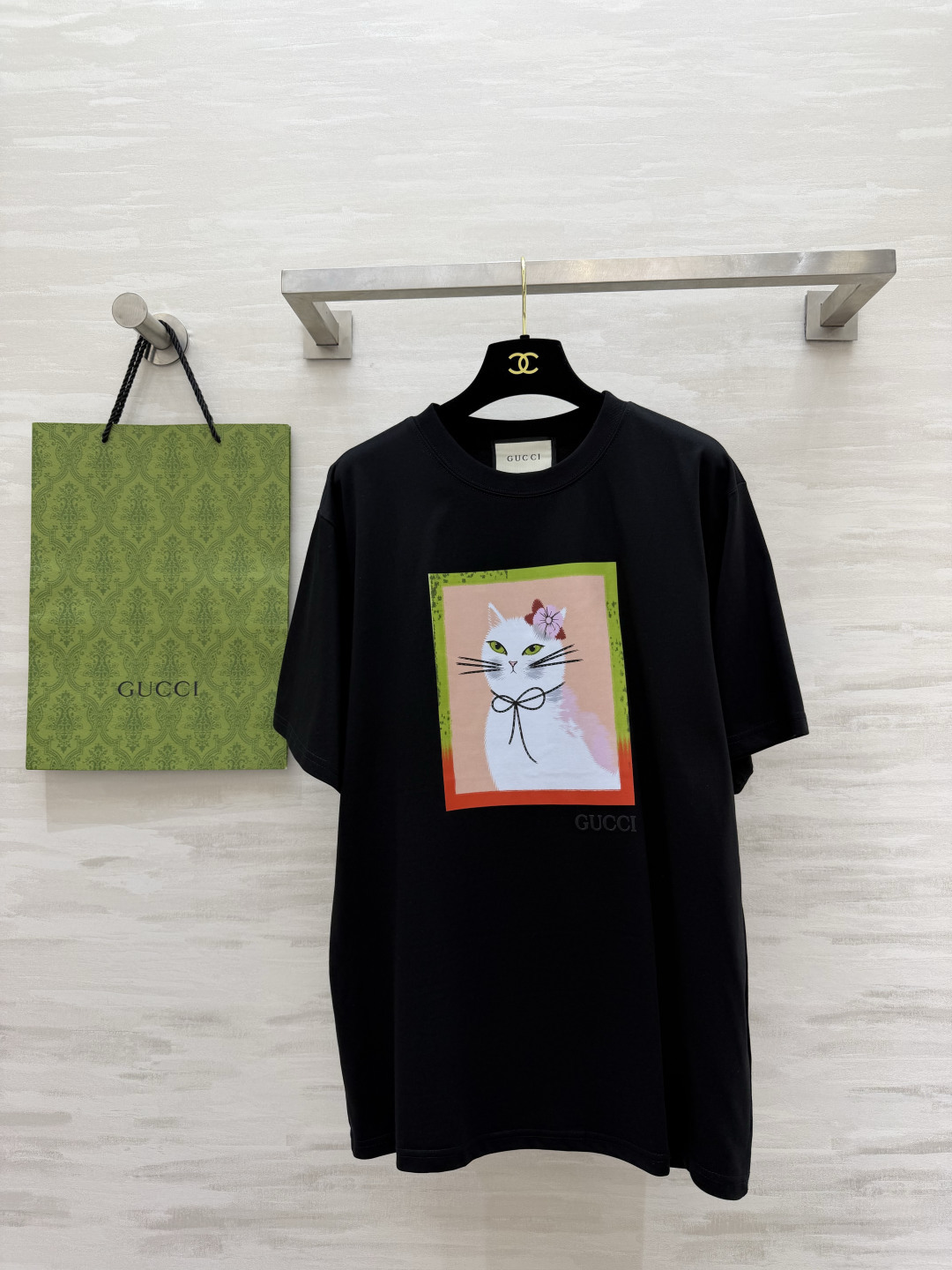 NO:923343,GUCC cat series T-shirt | Three colors available. Who can resist the elegant and cute cat print?  It has a French retro atmosphere, the three colors of white/pink/black are super gentle. The loose oversize version is not picky about the body shape but still hides the body. The jeans and shorts are very textured for daily wear, and it looks like a temperamental girl. High-quality customization. Available in stock first size S/M/L (S size shoulder width 42, bust 102, length 69), Gucci-clothing, gucci, gucci, versace, shorts, jeans, tees, t-shirt,19860909GUCC猫咪系列T恤 | 三色齐发 谁能拒绝优雅又可爱的猫咪印花啊！ 自带法式复古氛围,白/粉/黑三色都超温柔 宽松oversize版型,不挑身材还藏肉 日常搭牛仔裤、短裤都很有质感,穿上就是气质小姐姐本人高品质定制 现货首发sizeS/M/L（s码肩宽42,胸围102,衣长69）,古驰-服装,gucci,gucci,versace,shorts,jeans,tees，t-shirt,,Women's clothing