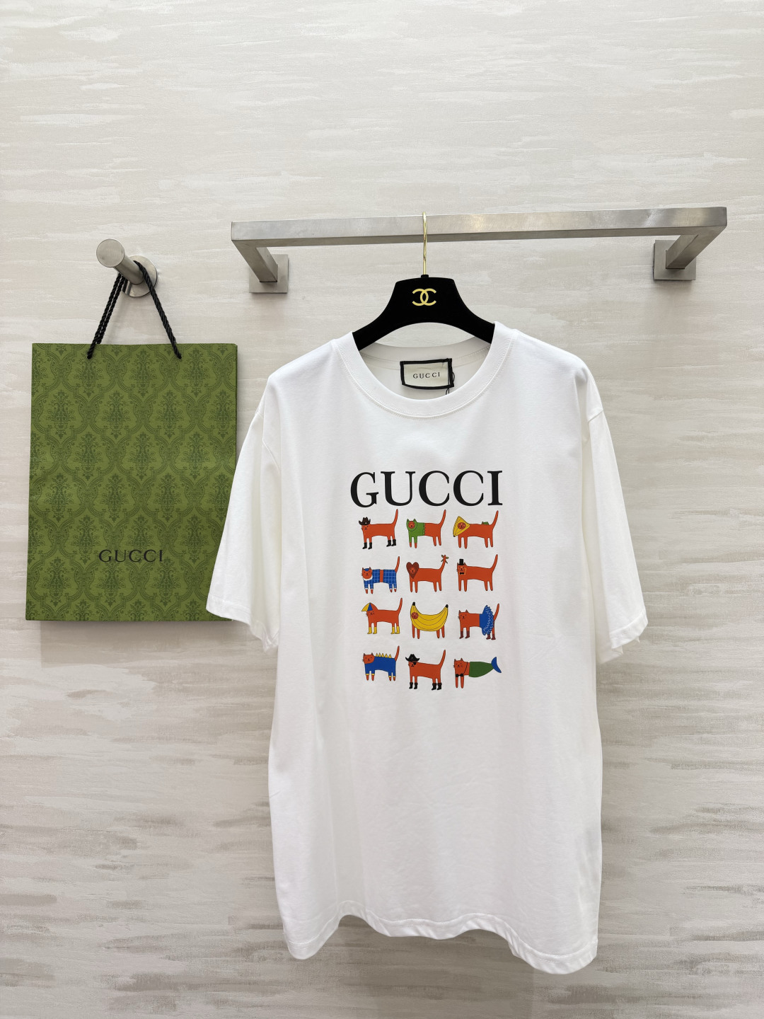 NO:923243,GUCC fun graffiti T-shirt, three colors available, white/pink/black, childish print, age-reducing ceiling, loose fit, versatile for daily use, whoever wears it will be cute!  High-quality customization, available in stock first size S/M/L (S size shoulder width 43, bust 106, length 69),, gucci, tees, t-shirt,19860909GUCC趣味涂鸦T恤 三色可选 白/粉/黑 童趣印花 减龄天花板 宽松版型 日常百搭 谁穿谁可爱！高品质定制 现货首发sizeS/M/L（s码肩宽43,胸围106,衣长69）,,gucci,tees，t-shirt,,Women's clothing