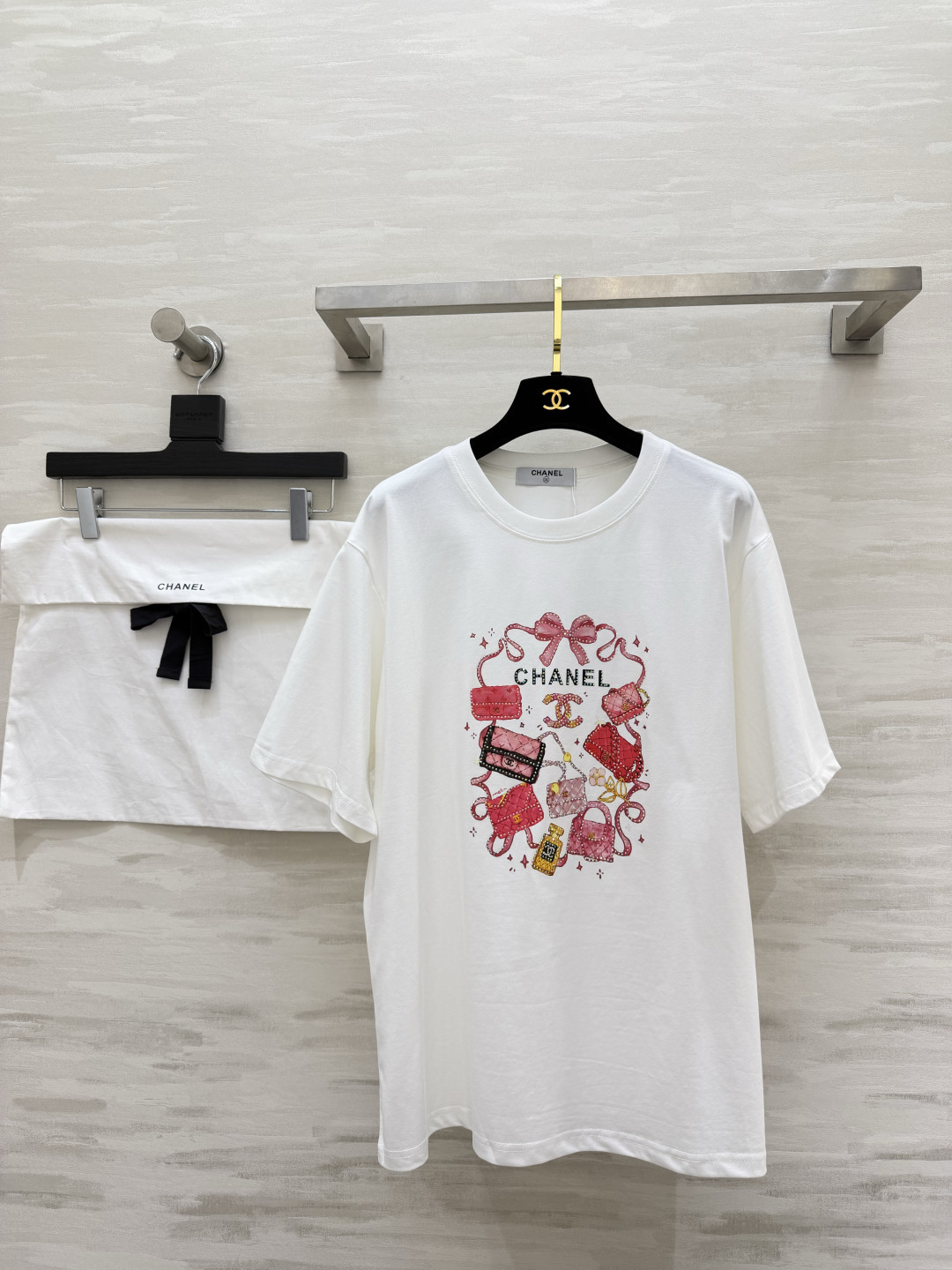 NO:923232,Chane hot diamond bag printed T-shirt, loose oversize version, very slimming. The print is with sparkling diamonds. It is very exquisite in the sun. It can be worn casually with shorts/jeans and has a great atmosphere. Keep two pieces to wear. A must-have for lazy people when going out every day. High-quality customization. Available in stock first size 36/38/40 (38 size, shoulder width 46, bust 102, length 66),,chanel,versace,shorts,jeans,tees,t-shirt,19860909Chane烫钻包包印花T恤 宽松oversize版型 显瘦一绝 印花是带闪钻 阳光下巨精致c随便搭短裤/牛仔裤都超有氛围感 自留两件换着穿 日常出街懒人必备 高品质定制 现货首发size36/38/40（38码肩宽46,胸围102,衣长66）,,chanel,versace,shorts,jeans,tees，t-shirt,,Women's clothing