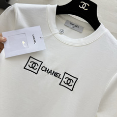 ▫️Chane♡²⁶刺绣LOGO T恤▫️修身小短款版型,巨显比例▫️胸前精致刺绣,低调又有辨识度▫️面 ▫️Chane♡²⁶刺绣LOGO T恤▫️修身小短款版型,巨显比例▫️胸前精致刺绣,低调又有辨识度▫️面