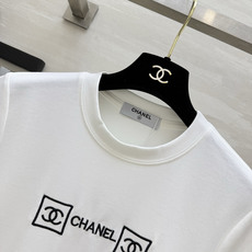▫️Chane♡²⁶刺绣LOGO T恤▫️修身小短款版型,巨显比例▫️胸前精致刺绣,低调又有辨识度▫️面 ▫️Chane♡²⁶刺绣LOGO T恤▫️修身小短款版型,巨显比例▫️胸前精致刺绣,低调又有辨识度▫️面
