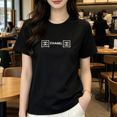 ▫️Chane♡²⁶刺绣LOGO T恤▫️修身小短款版型,巨显比例▫️胸前精致刺绣,低调又有辨识度▫️面 ▫️Chane♡²⁶刺绣LOGO T恤▫️修身小短款版型,巨显比例▫️胸前精致刺绣,低调又有辨识度▫️面