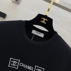 ▫️Chane♡²⁶刺绣LOGO T恤▫️修身小短款版型,巨显比例▫️胸前精致刺绣,低调又有辨识度▫️面 ▫️Chane♡²⁶刺绣LOGO T恤▫️修身小短款版型,巨显比例▫️胸前精致刺绣,低调又有辨识度▫️面