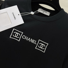 ▫️Chane♡²⁶刺绣LOGO T恤▫️修身小短款版型,巨显比例▫️胸前精致刺绣,低调又有辨识度▫️面 ▫️Chane♡²⁶刺绣LOGO T恤▫️修身小短款版型,巨显比例▫️胸前精致刺绣,低调又有辨识度▫️面