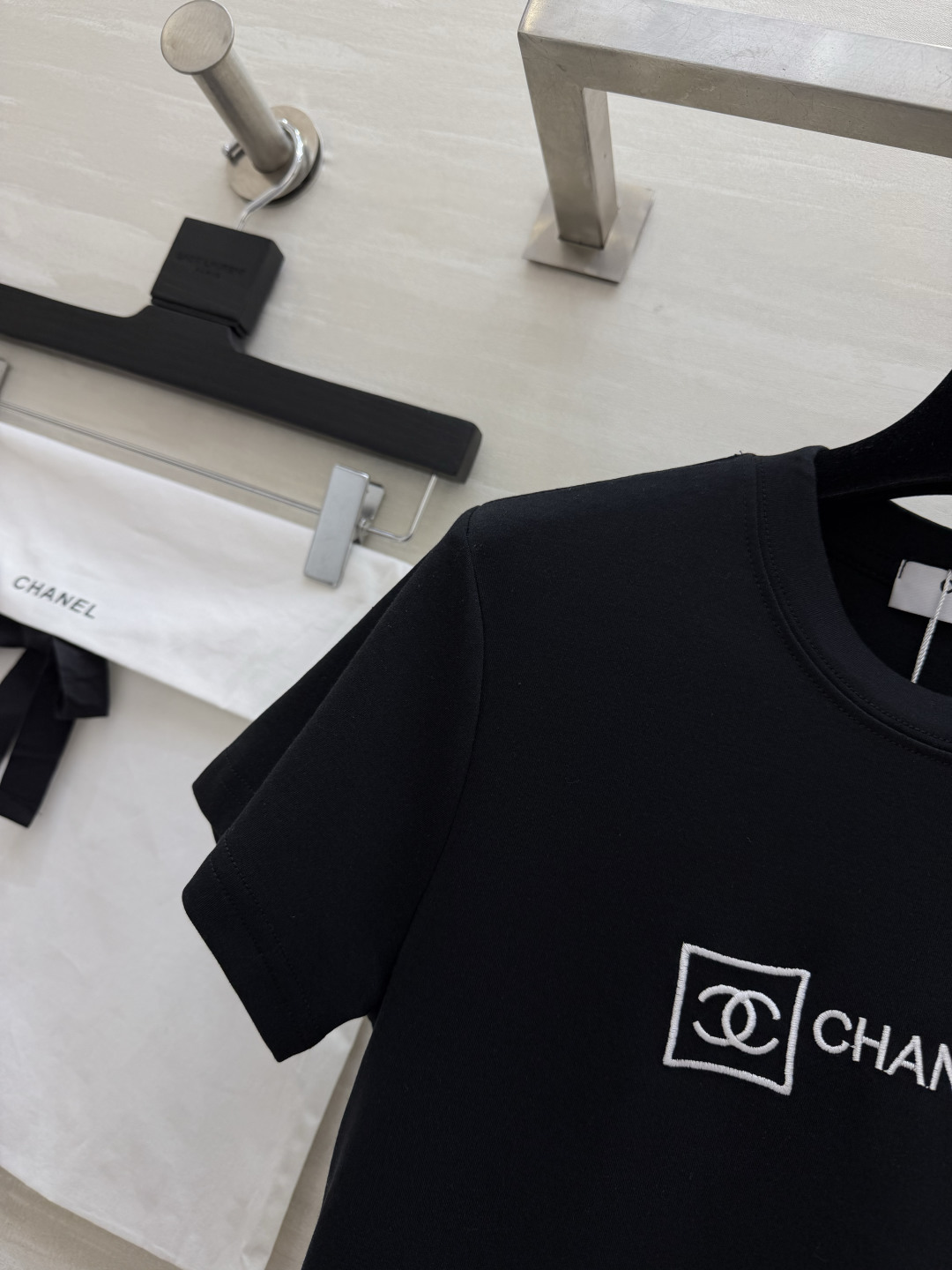 ▫️Chane♡²⁶刺绣LOGO T恤▫️修身小短款版型,巨显比例▫️胸前精致刺绣,低调又有辨识度▫️面 ▫️Chane♡²⁶刺绣LOGO T恤▫️修身小短款版型,巨显比例▫️胸前精致刺绣,低调又有辨识度▫️面