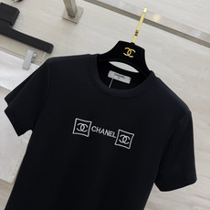 ▫️Chane♡²⁶刺绣LOGO T恤▫️修身小短款版型,巨显比例▫️胸前精致刺绣,低调又有辨识度▫️面 ▫️Chane♡²⁶刺绣LOGO T恤▫️修身小短款版型,巨显比例▫️胸前精致刺绣,低调又有辨识度▫️面